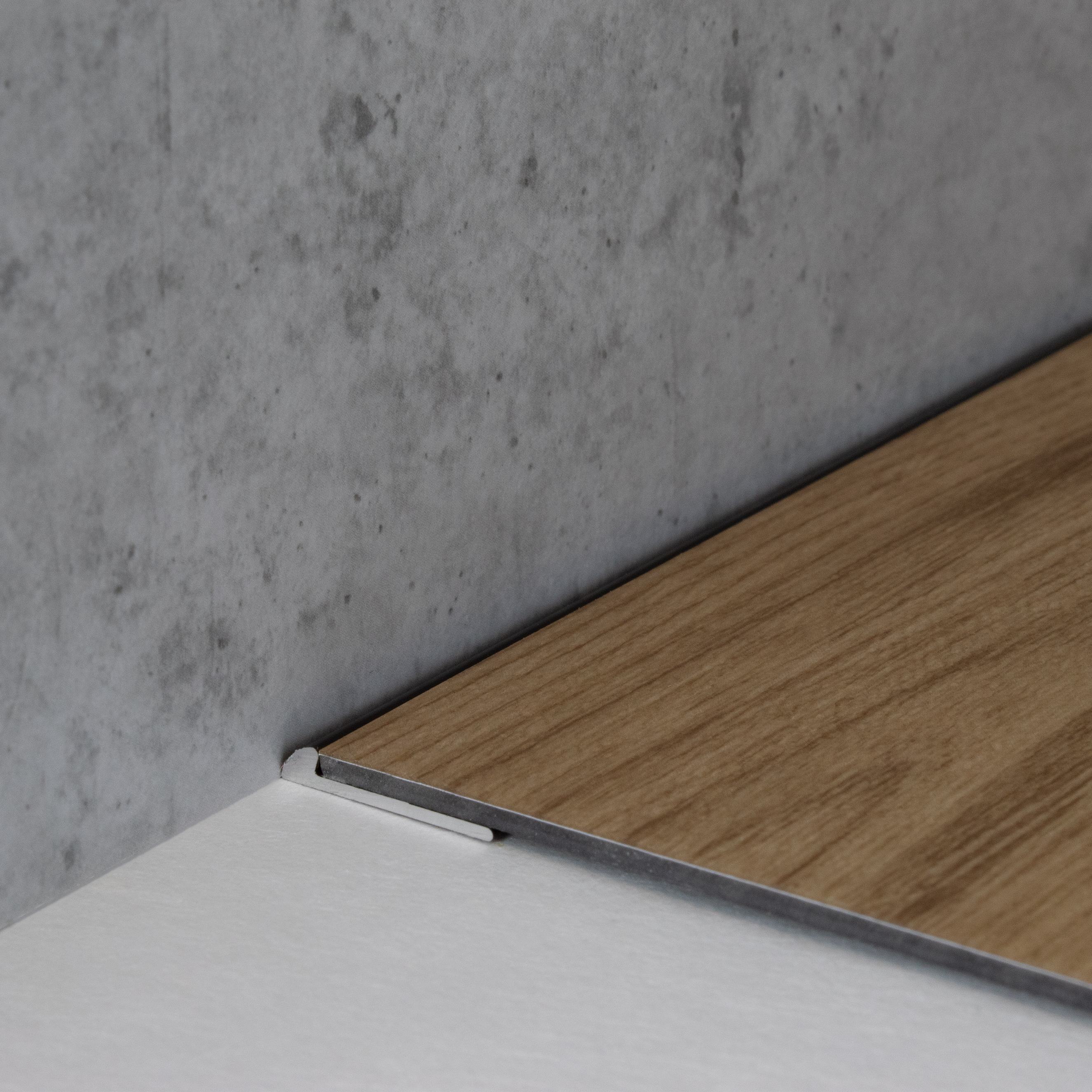 Perfiles de canto y acabado PROVISTON Wexford. Ancho: 18 mm. Largo: 2700 mm. Aluminio anodizado.