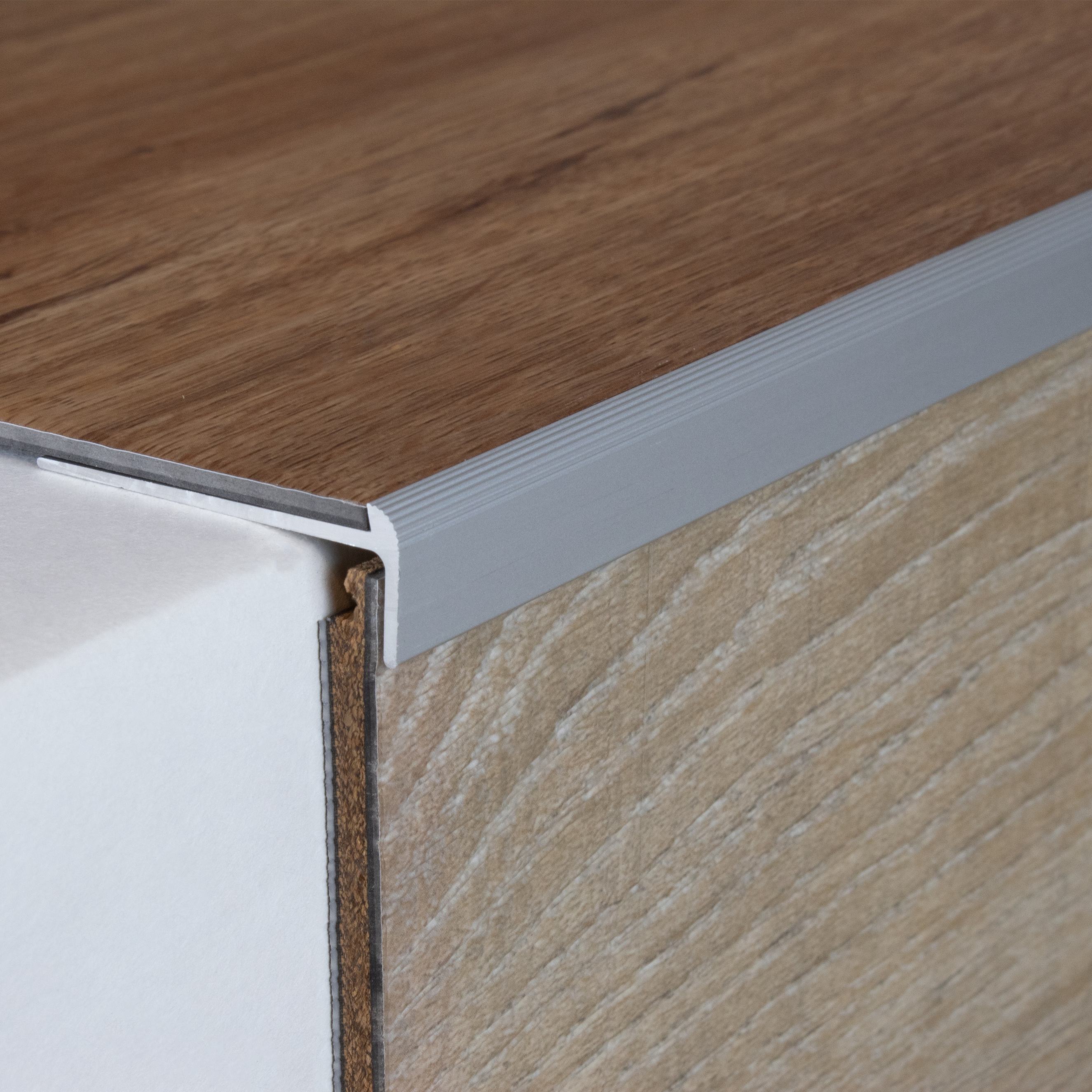 Perfil angular y de canto para escaleras PROVISTON. Altura de la quilla: 10-40 mm. Altura del canto: 2-7 mm. Aluminio.