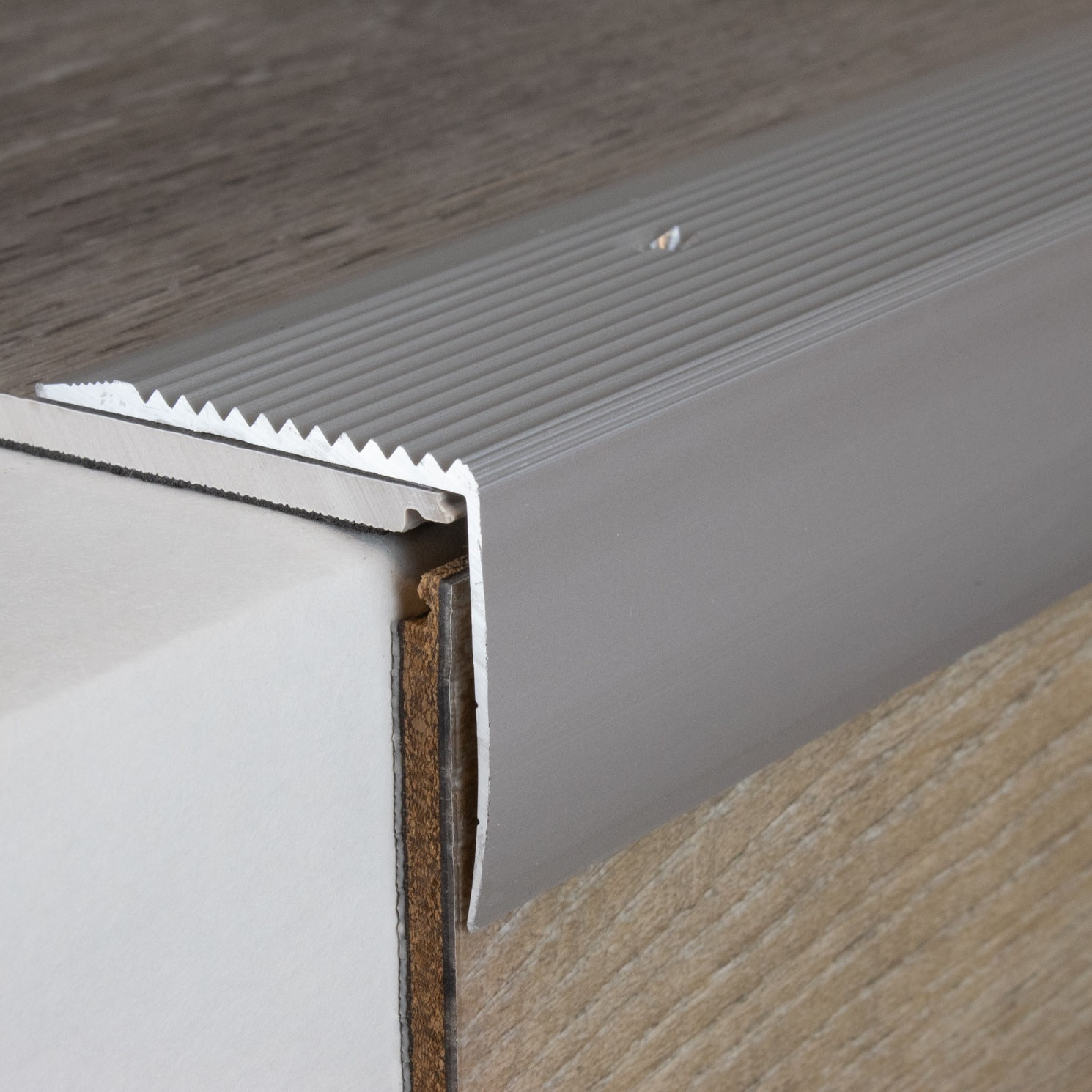 Perfiles angulares y de canto para escaleras PROVISTON Vena Altura 42 mm Ancho 50 mm Aluminio anodizado