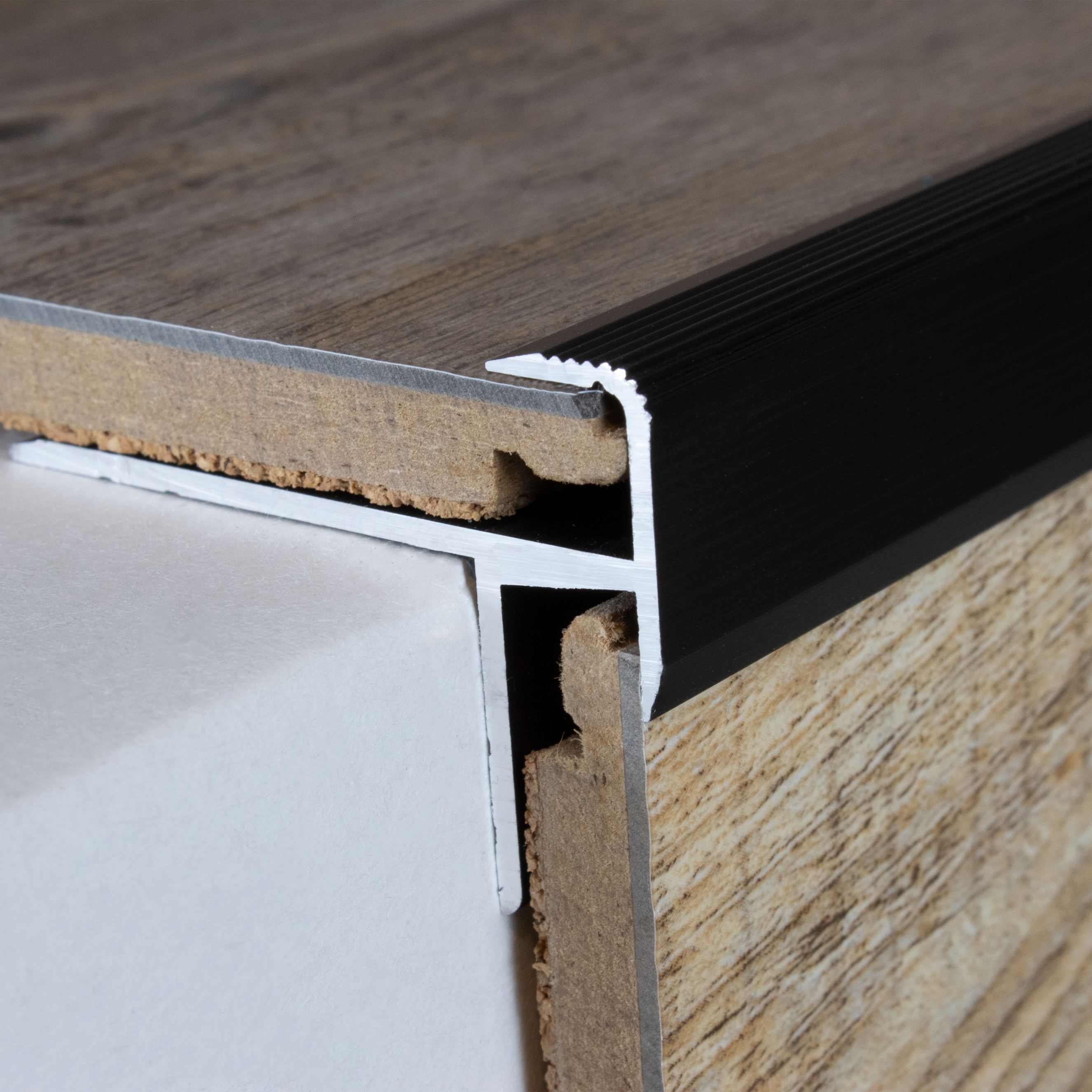 Perfiles angulares y de canto para escaleras PROVISTON. Altura: 30 mm. Ancho: 43 mm. Altura del canto: 8,5 mm.