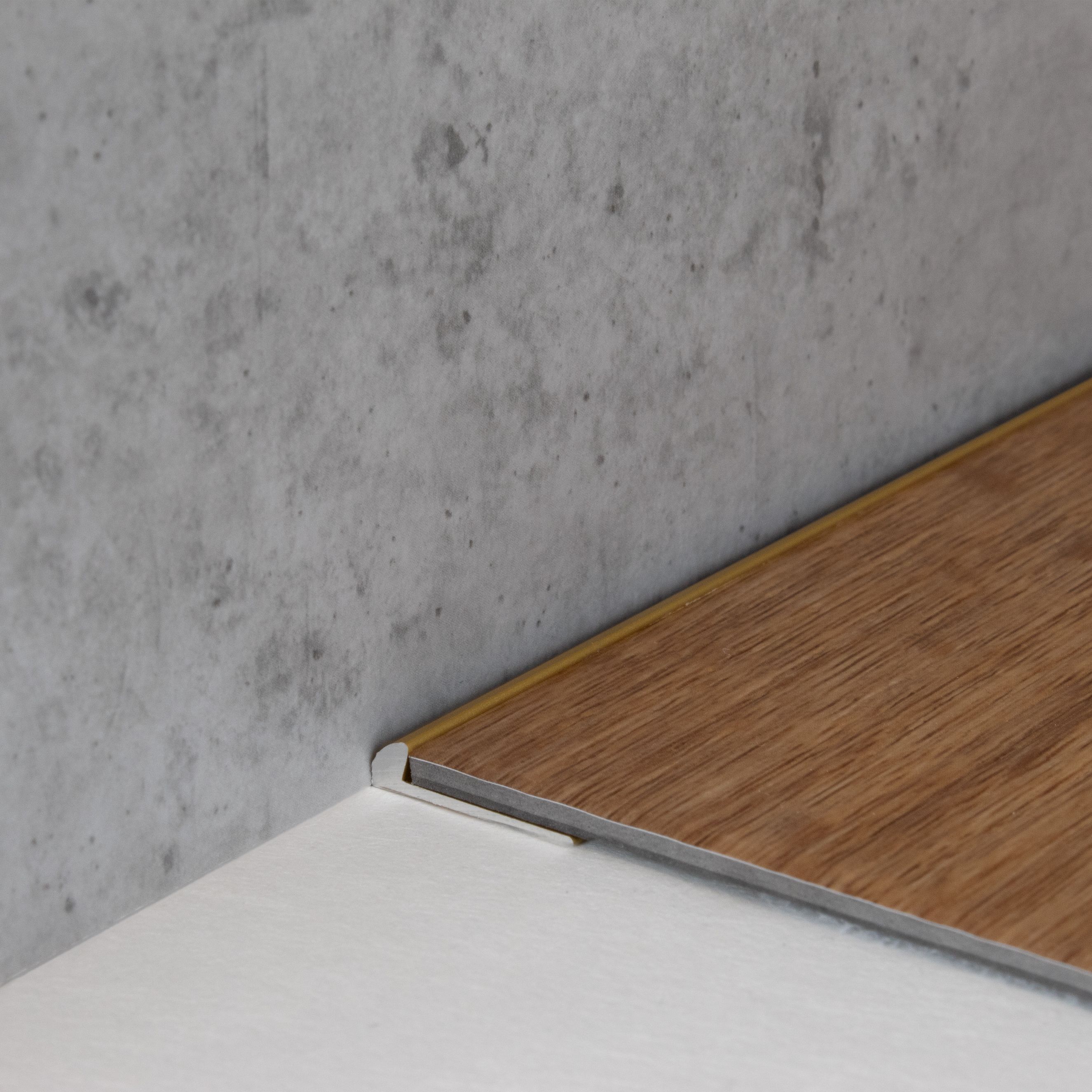 Perfiles de canto y acabado PROVISTON Wexford. Ancho: 18 mm. Largo: 2700 mm. Aluminio anodizado.