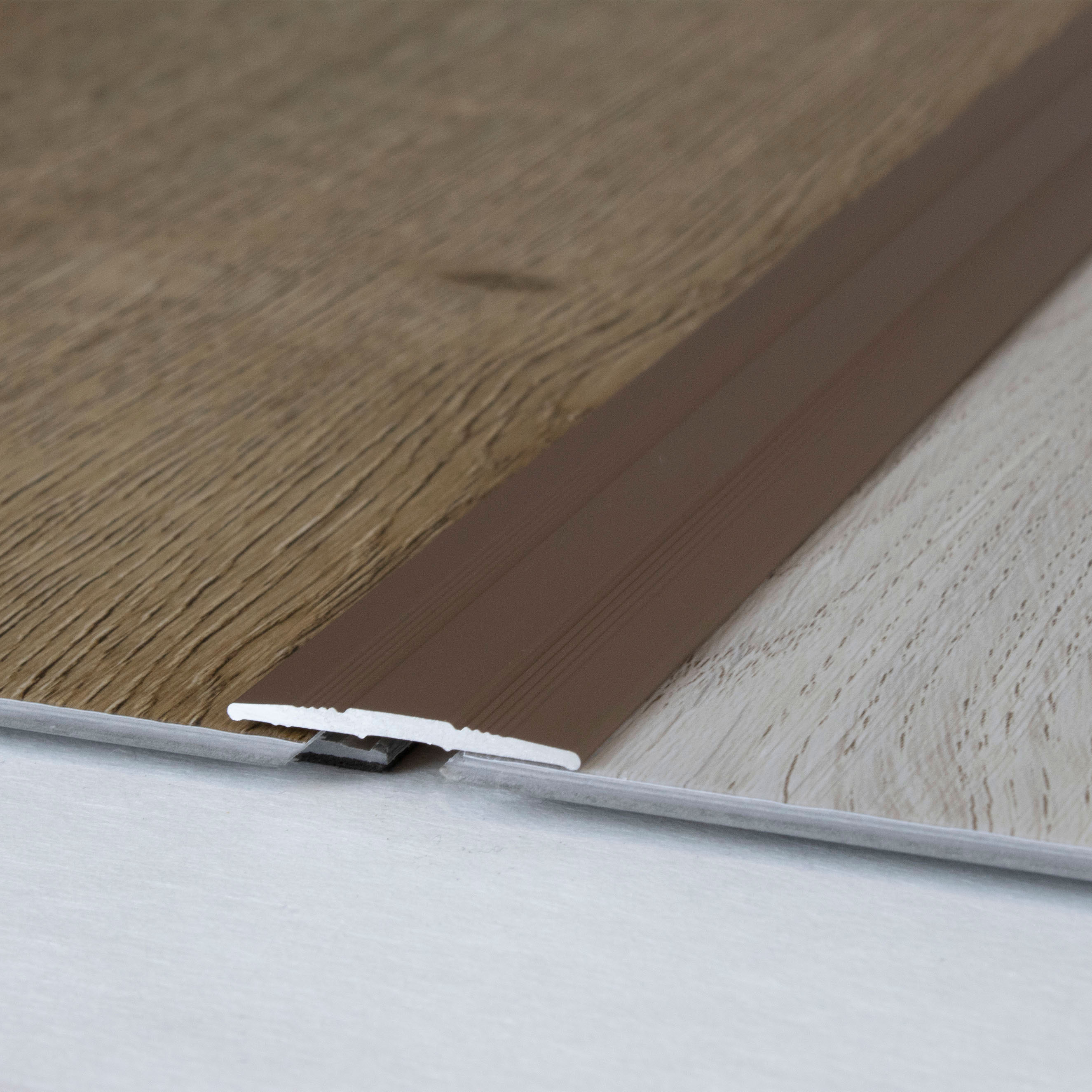 Perfil de transición PROVISTON Tilburg, altura 1,7 mm, ancho 27 mm. Tira de transición de aluminio anodizado.