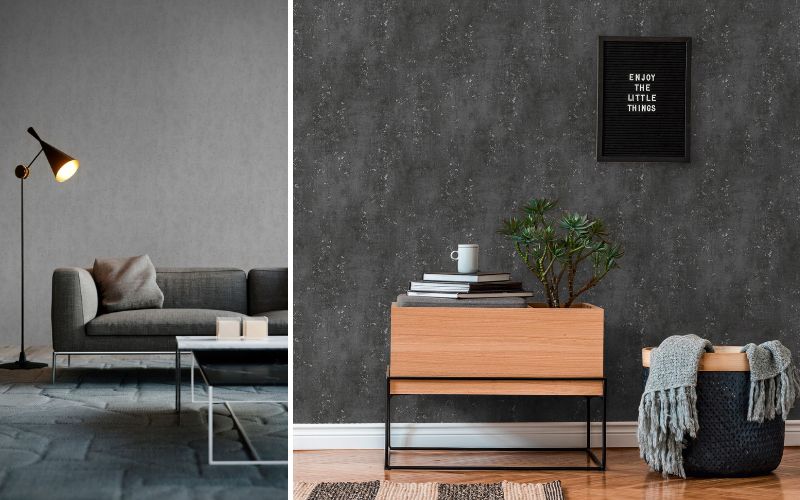 Tapeten Betonoptik: links eine helle graue Beton-Look-Tapete im modernen Wohnzimmer mit Sofa und Stehlampe, rechts eine dunkelgraue Betonoptik-Tapete hinter Holzkonsole, Pflanze und Wandboard