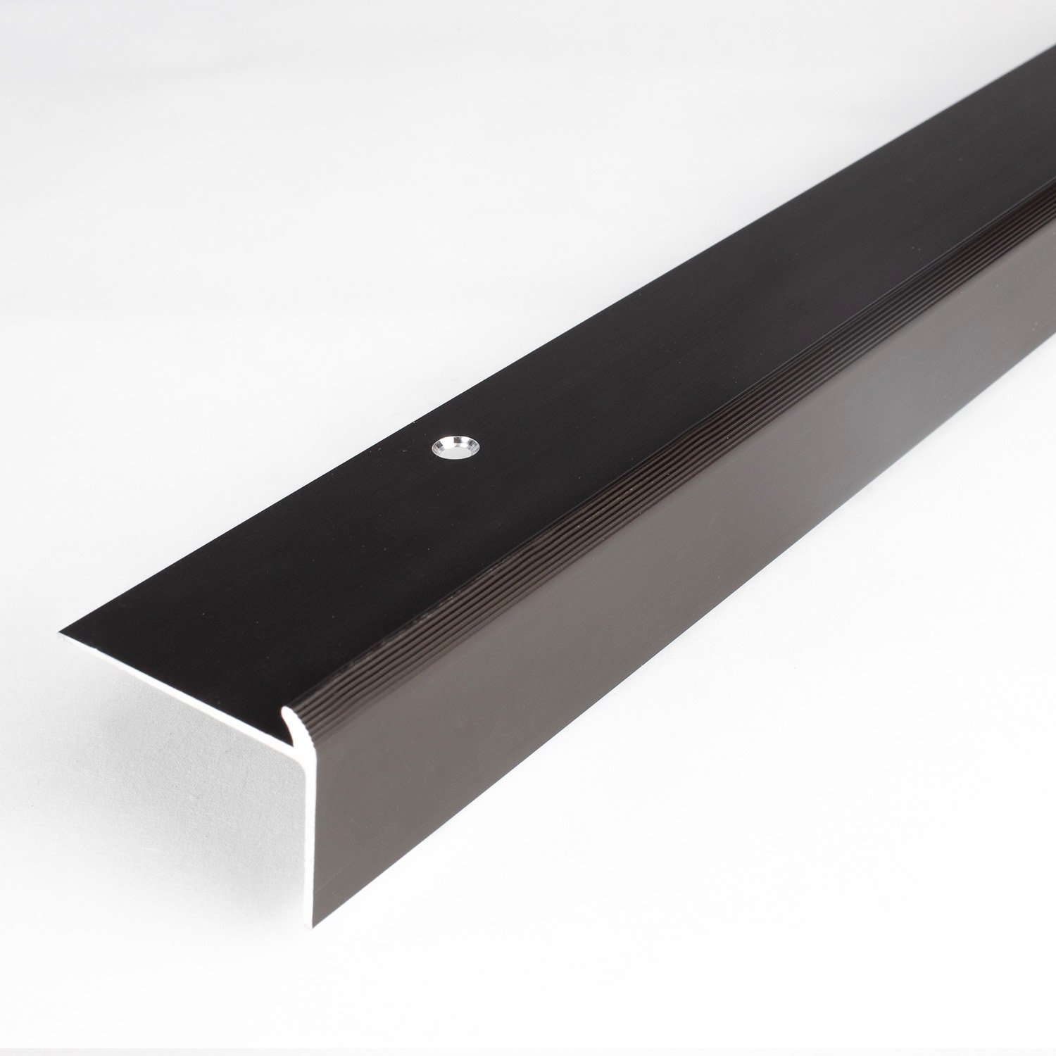 Perfil angular y de canto para escaleras PROVISTON. Altura de la quilla: 10-40 mm. Altura del canto: 2-7 mm. Aluminio.