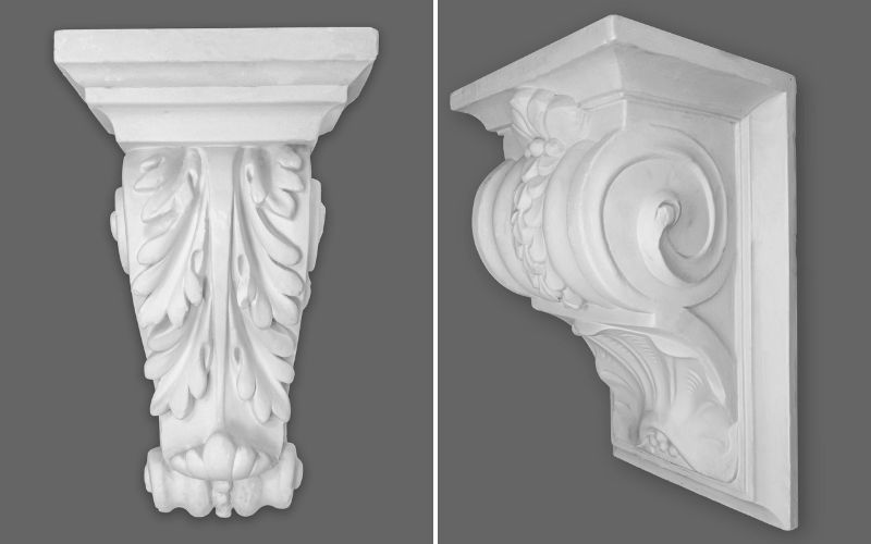 Gipskonsolen als stilvolle Wandverzierung: links detailreiche Konsole mit klassischem Blattdekor, rechts kunstvoll geschwungene Konsole mit Ornamenten und eleganten Verzierungen. 
