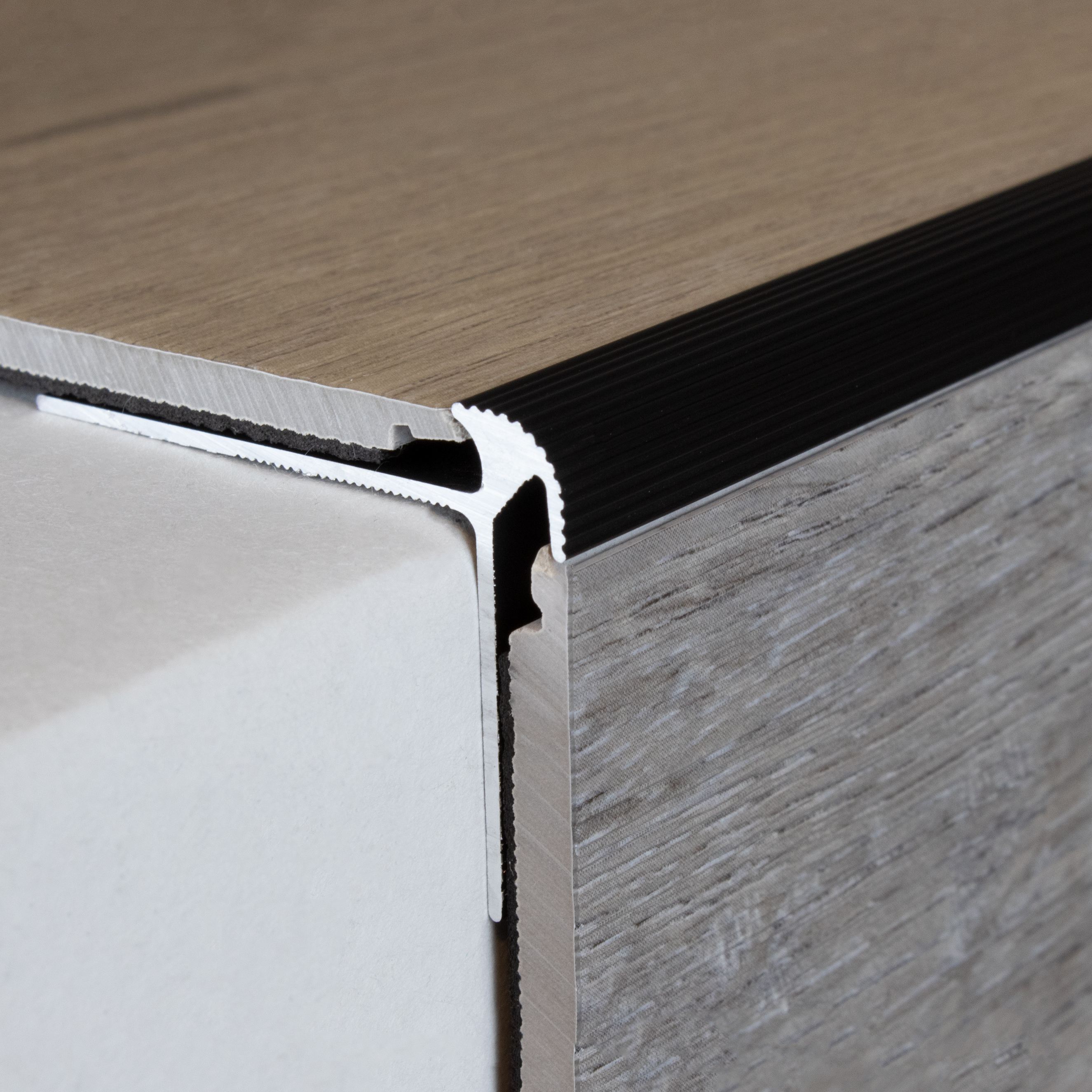 Perfiles angulares y de canto para escaleras PROVISTON. Altura: 30 mm. Ancho: 40 mm. Altura del canto: 5 mm.