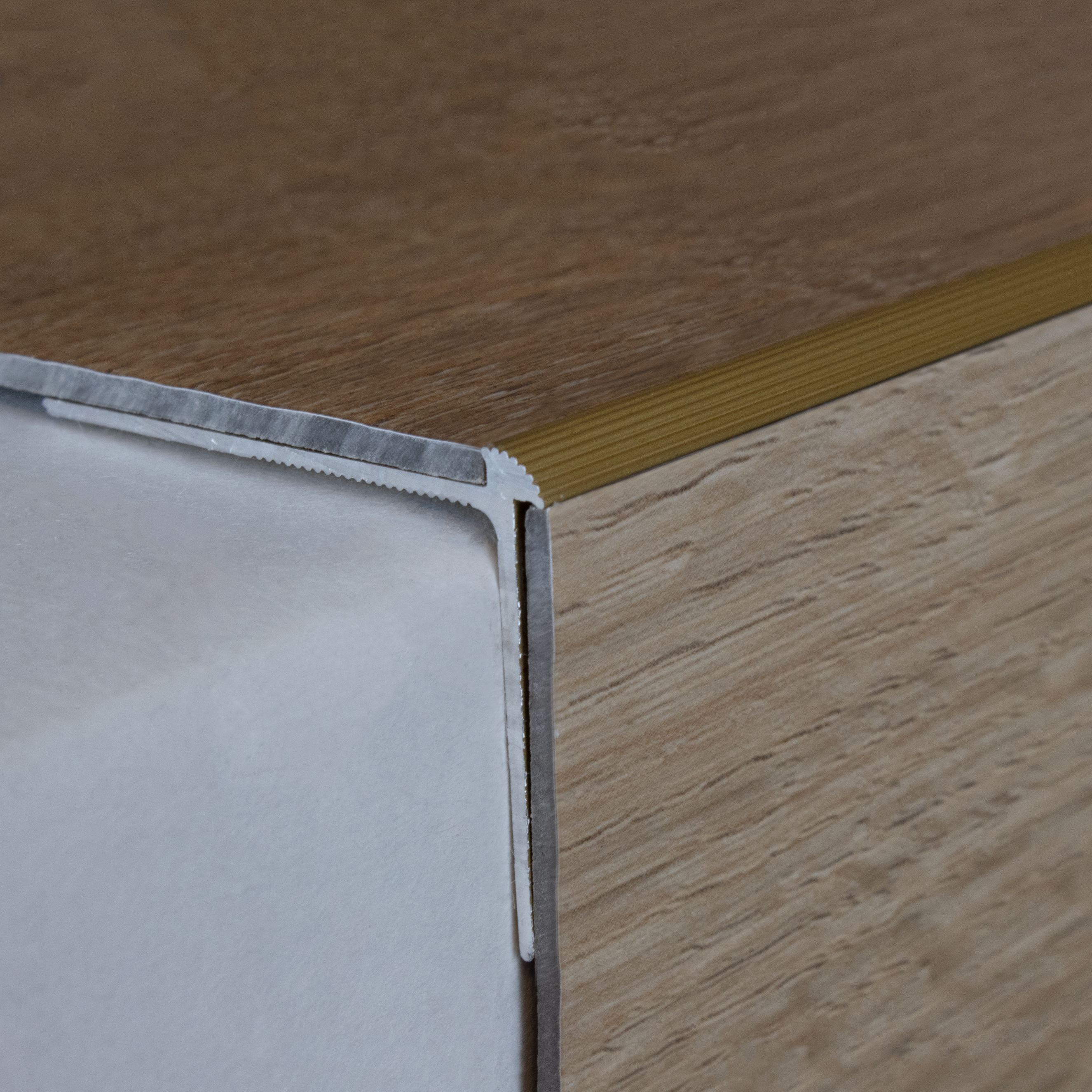 Perfiles de canto y ángulo para escaleras PROVISTON. Altura: 30 mm. Ancho: 40 mm. Altura del canto: 2 mm.