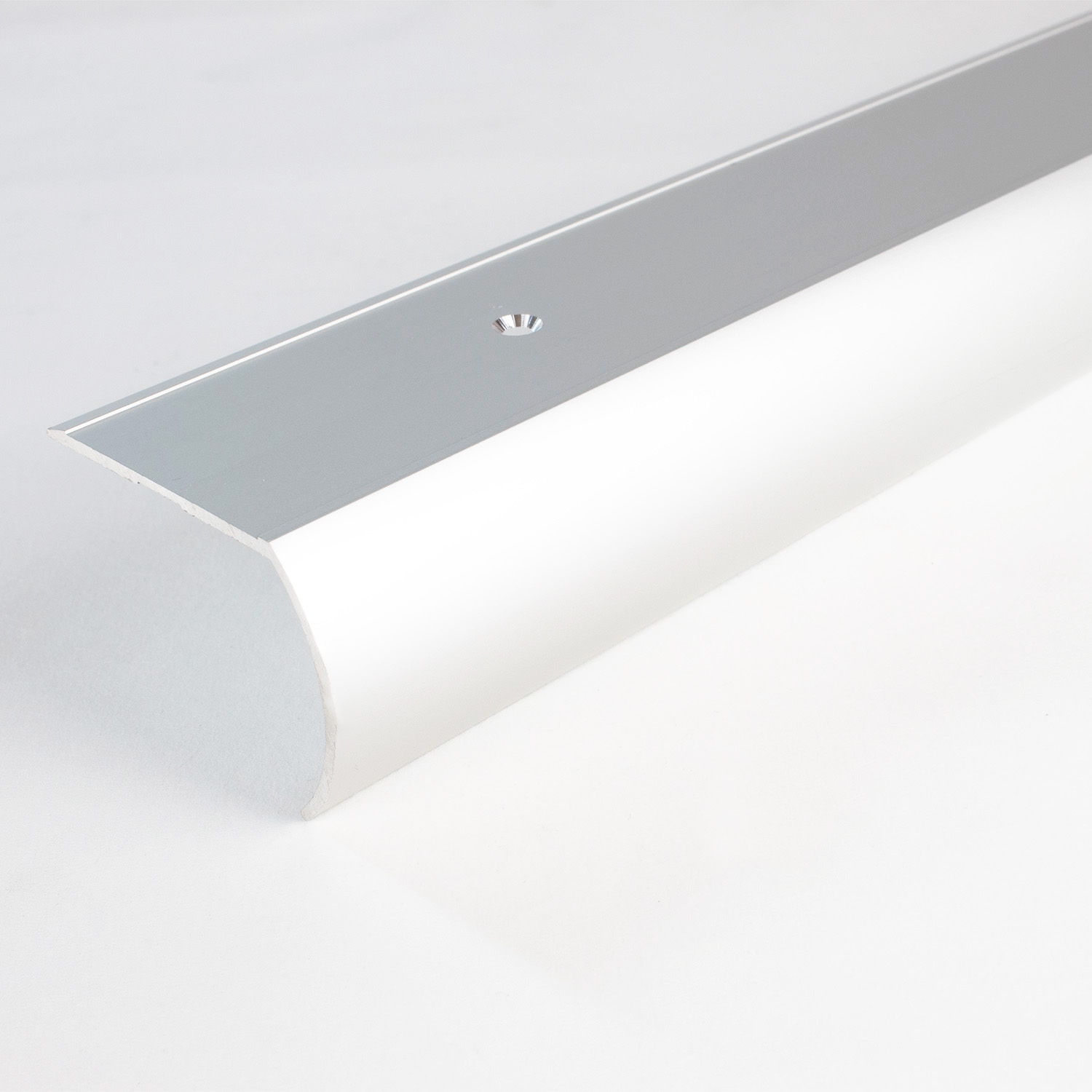 Perfiles angulares y de canto para escaleras PROVISTON Midland. Altura: 39 mm. Ancho: 48 mm. Aluminio anodizado.