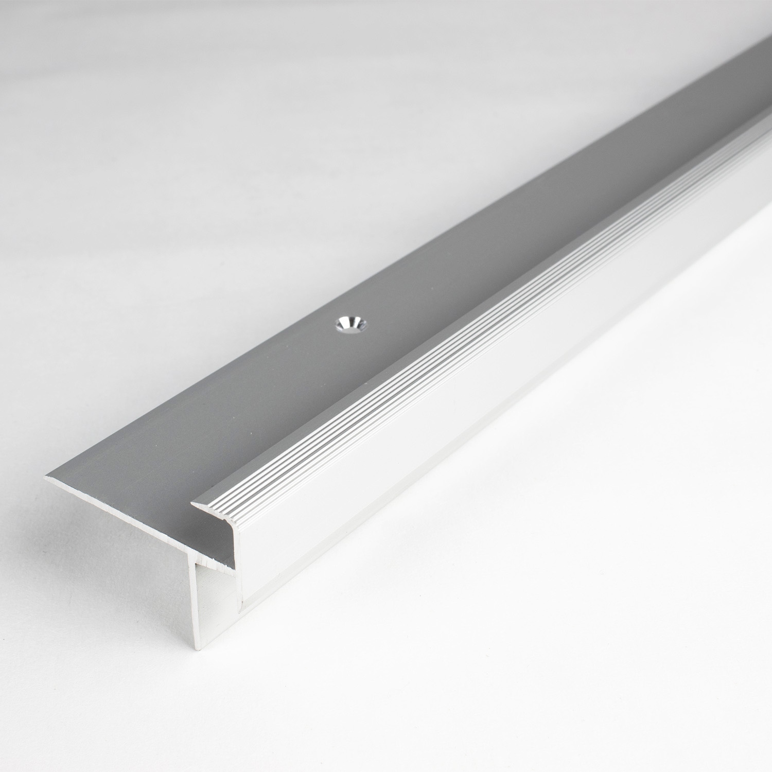 Perfiles de canto y ángulo para escaleras PROVISTON Brompton. Altura: 31,8 mm. Ancho: 44,8 mm. Altura del canto: 10,3 mm.