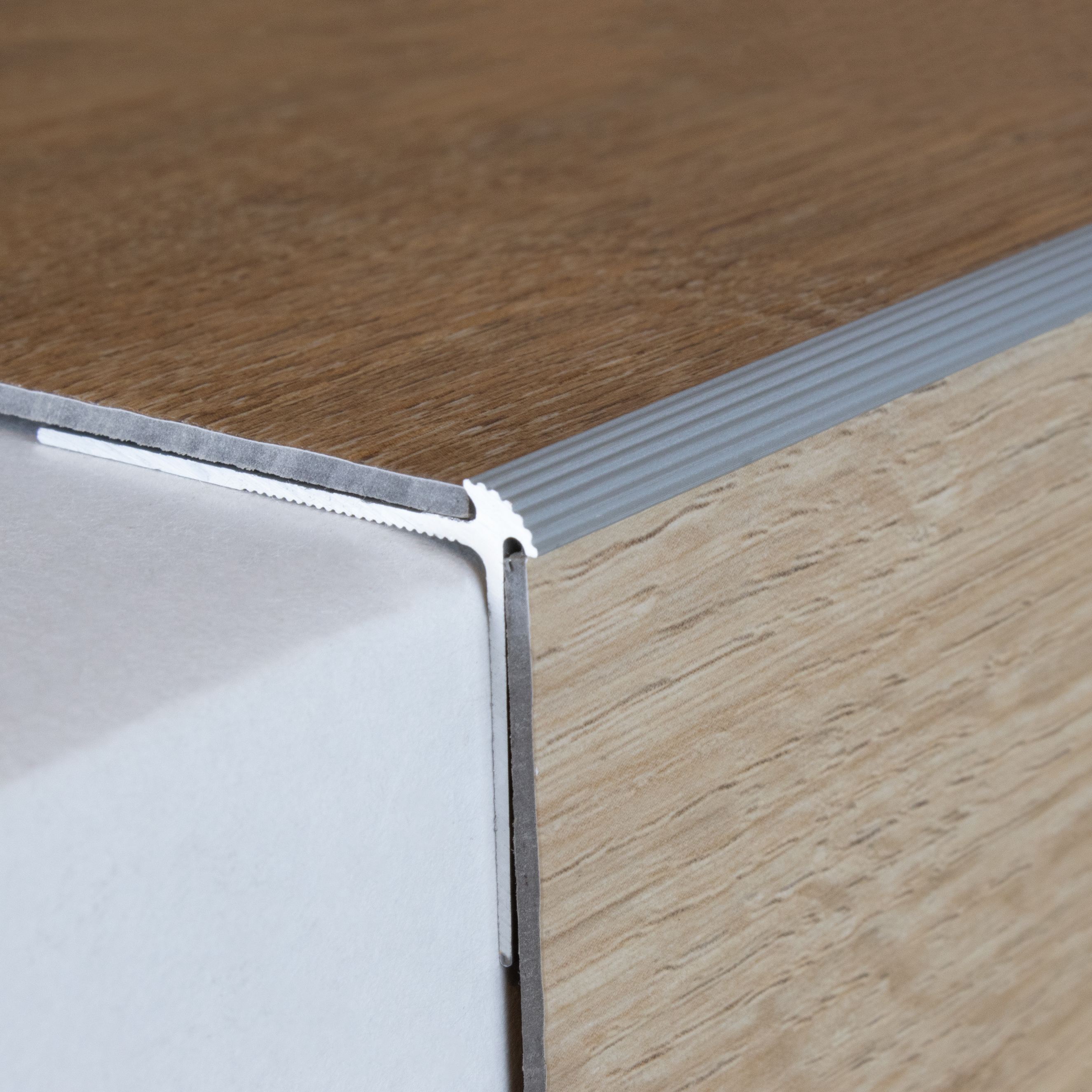 Perfiles de cantonera y ángulo para escaleras Auer Lévis, 30 mm de alto x 40 mm de ancho, altura del canto: 2,5 mm, aluminio anodizado