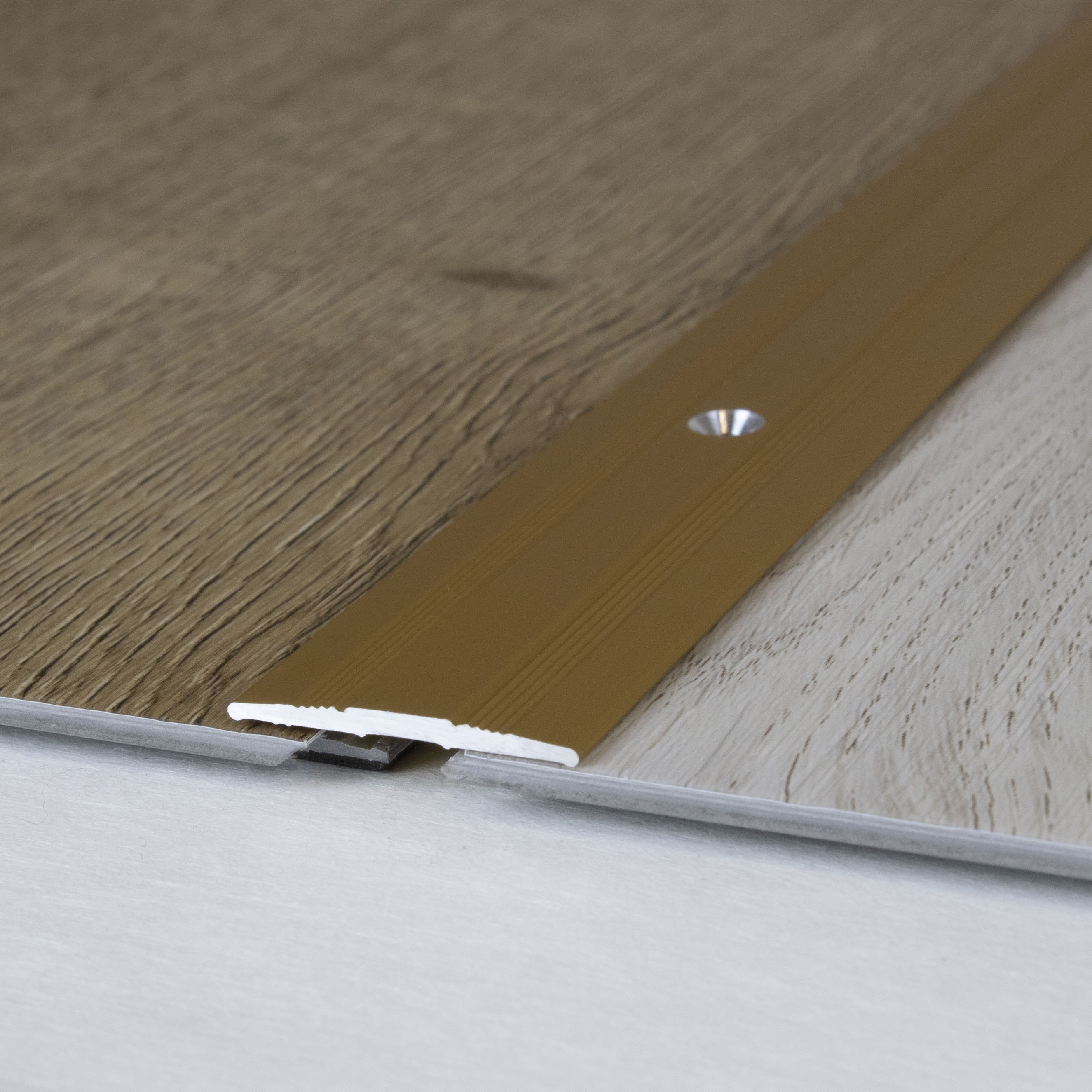 Perfil de transición PROVISTON Tilburg, altura 1,7 mm, ancho 27 mm. Tira de transición de aluminio anodizado.