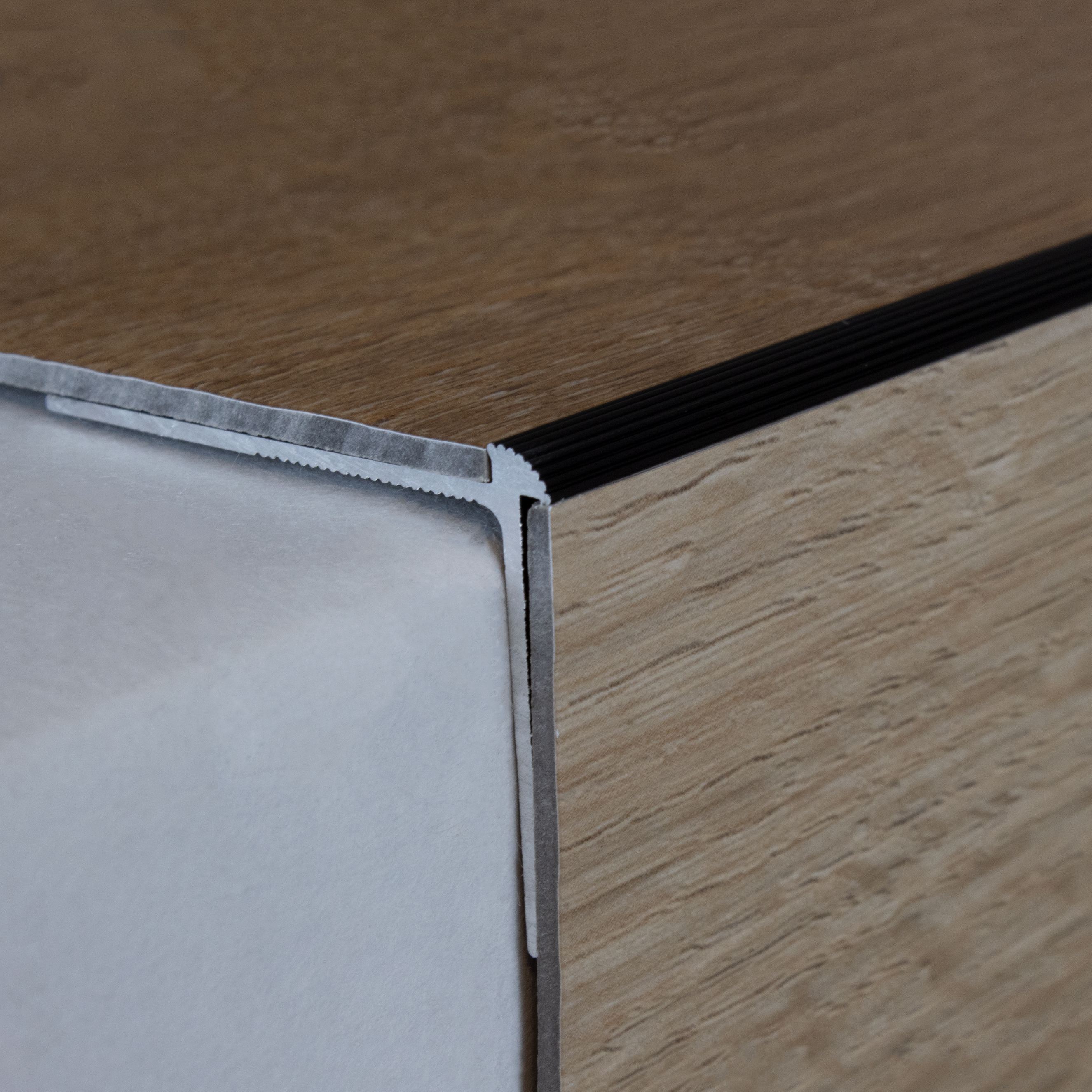 Perfiles de canto y ángulo para escaleras PROVISTON. Altura: 30 mm. Ancho: 40 mm. Altura del canto: 2 mm.