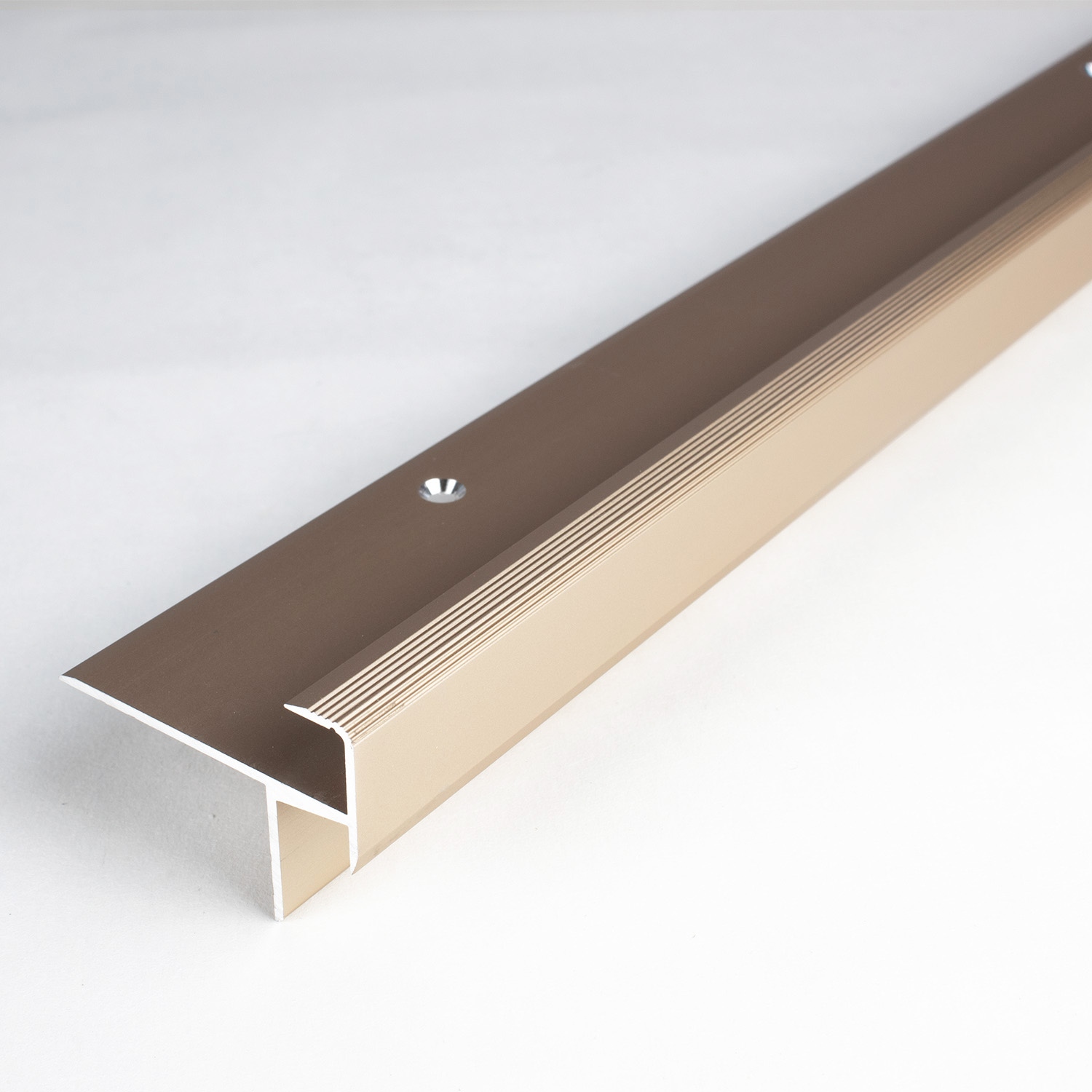 Perfiles de canto y ángulo para escaleras PROVISTON Brompton. Altura: 31,8 mm. Ancho: 44,8 mm. Altura del canto: 10,3 mm.