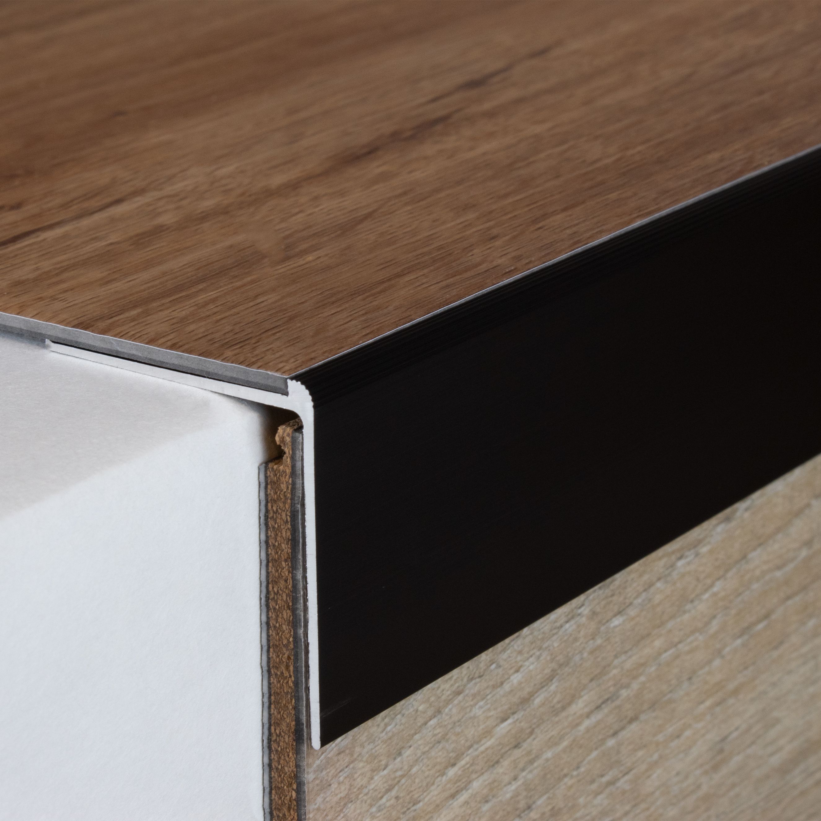 Perfil angular y de canto para escaleras PROVISTON. Altura de la quilla: 10-40 mm. Altura del canto: 2-7 mm. Aluminio.