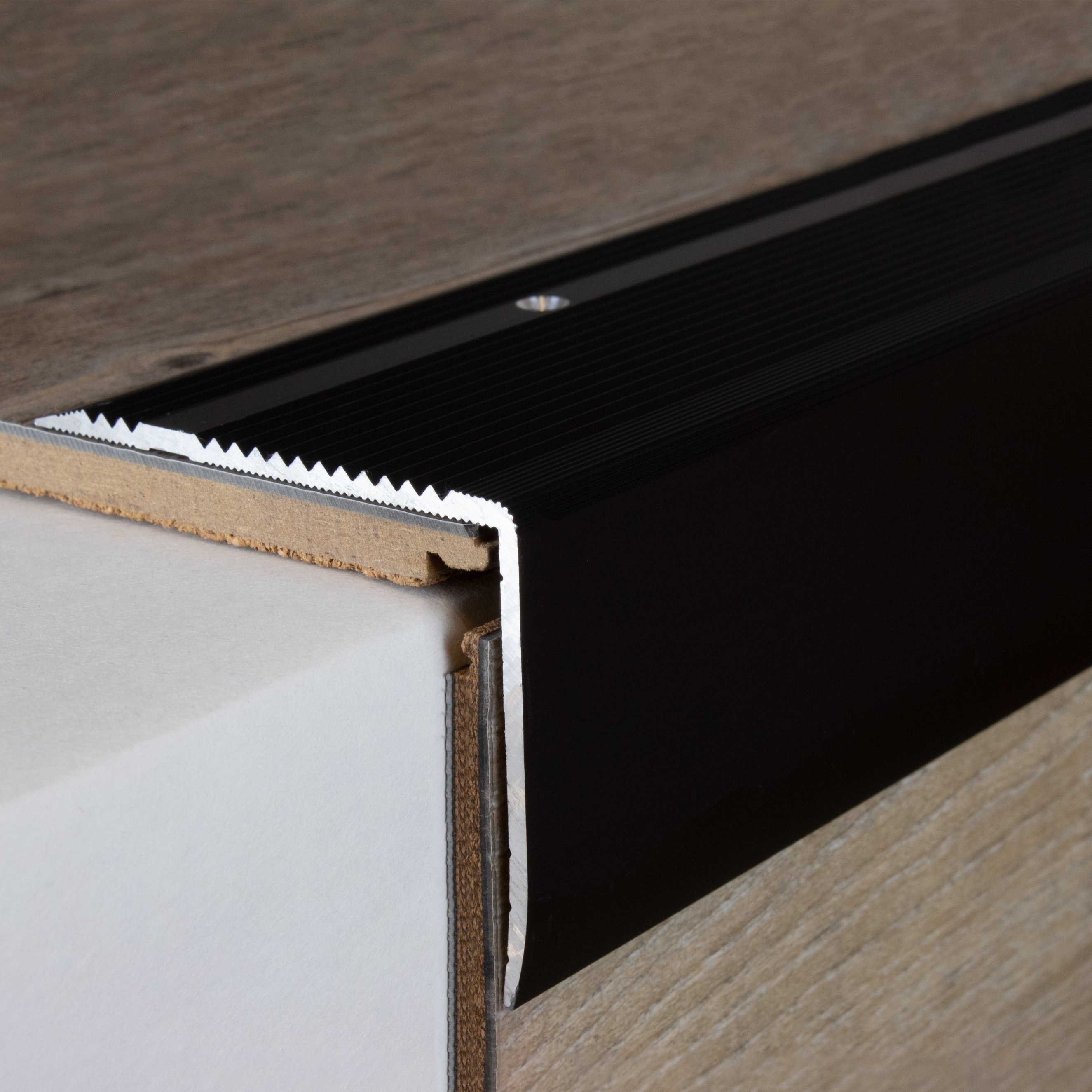 Perfiles de canto y ángulo para escaleras PROVISTON. Altura: 55 mm. Ancho: 69 mm. Aluminio anodizado.