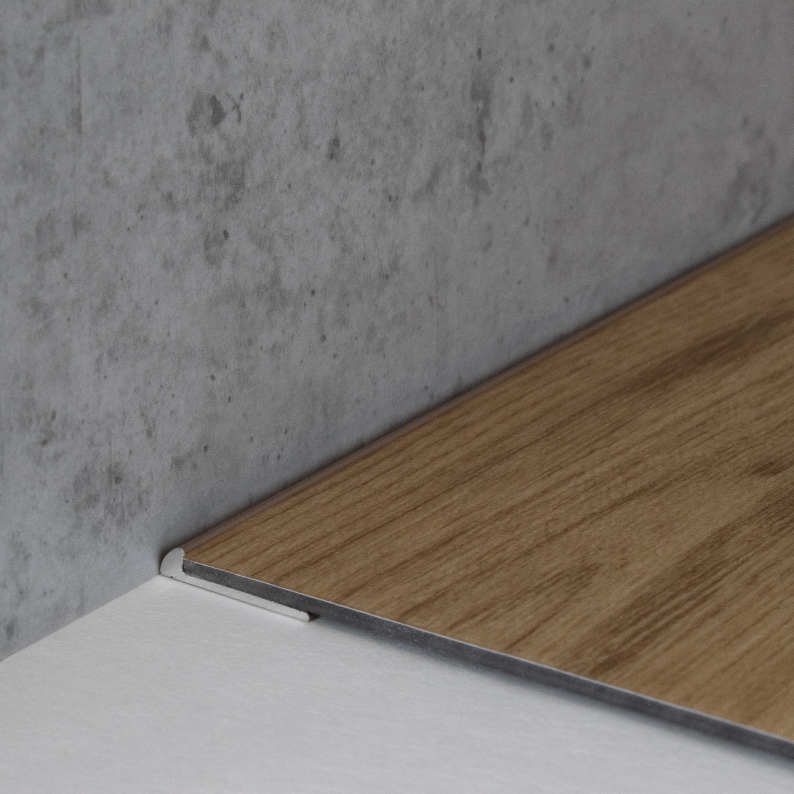 Perfiles de canto y acabado PROVISTON Wexford. Ancho: 18 mm. Largo: 2700 mm. Aluminio anodizado.