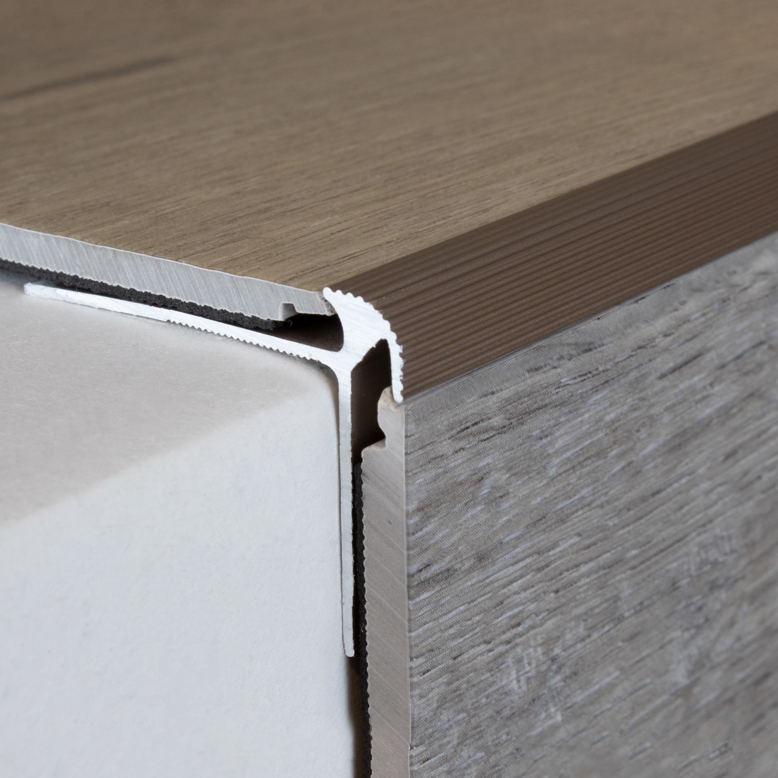 Perfiles angulares y de canto para escaleras PROVISTON. Altura: 30 mm. Ancho: 40 mm. Altura del canto: 5 mm.