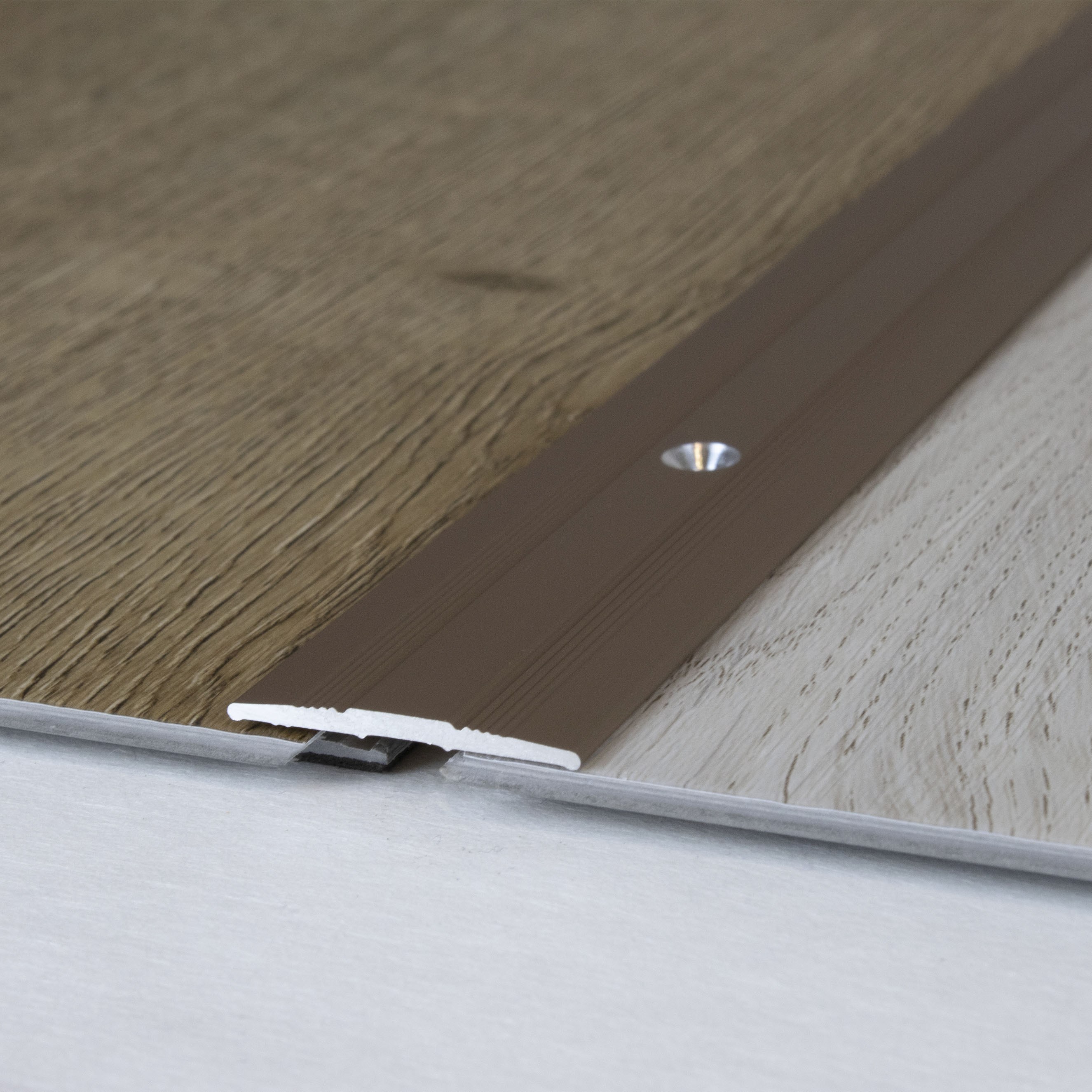 Perfil de transición PROVISTON Tilburg, altura 1,7 mm, ancho 27 mm. Tira de transición de aluminio anodizado.