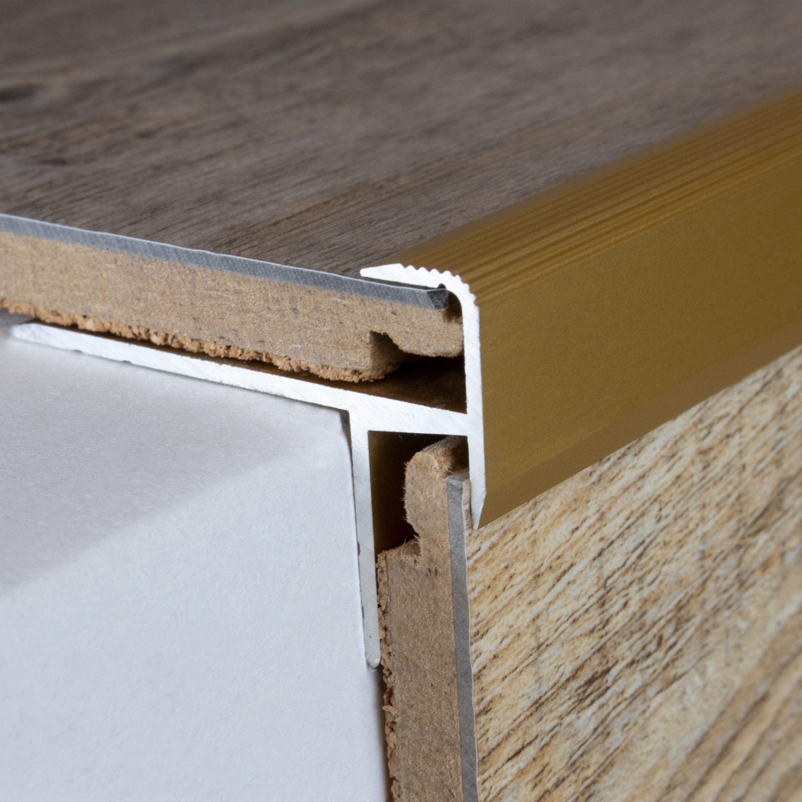 Perfiles angulares y de canto para escaleras PROVISTON. Altura: 30 mm. Ancho: 43 mm. Altura del canto: 8,5 mm.