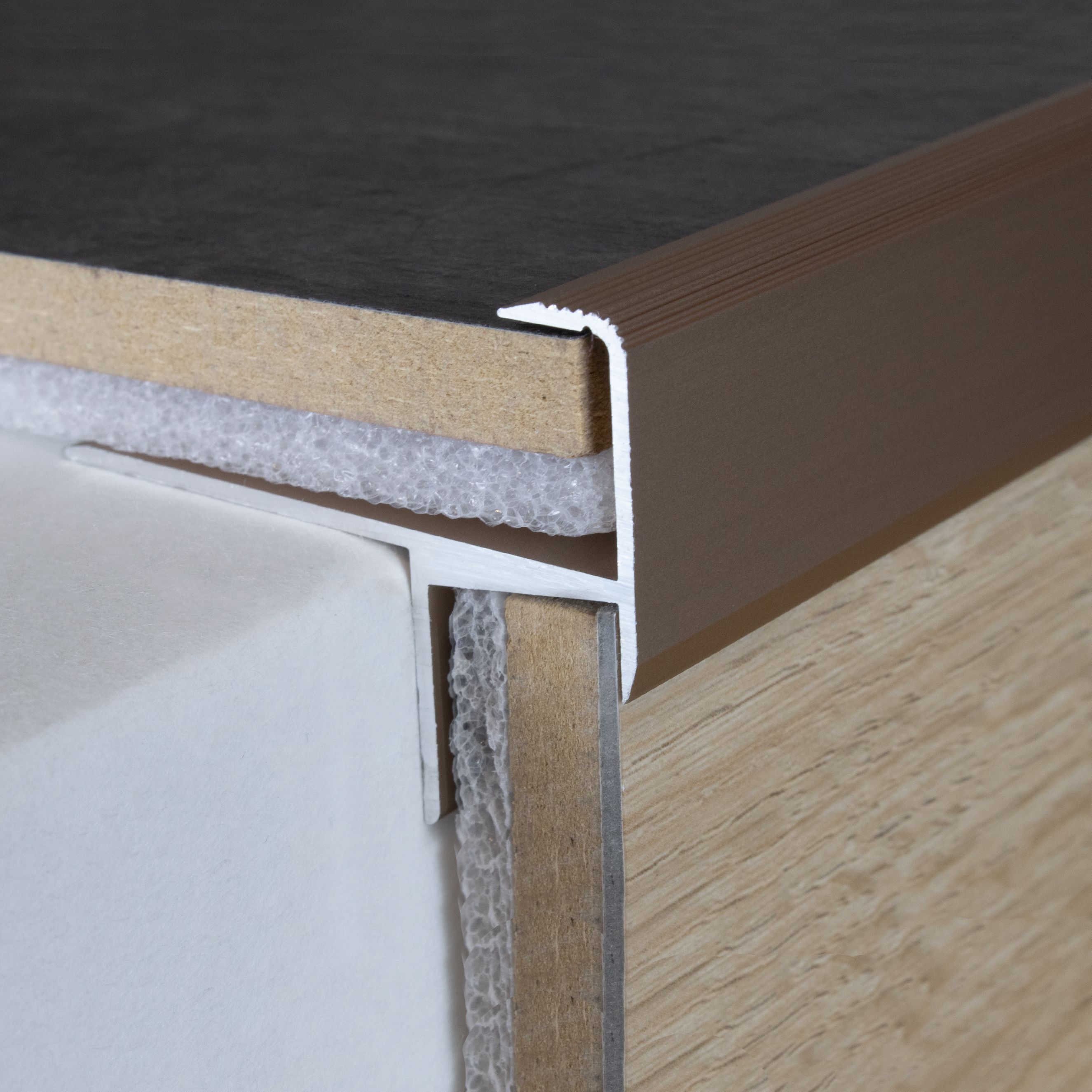 Perfiles de canto y ángulo para escaleras PROVISTON Springhill. Altura: 36,8 mm. Ancho: 49,8 mm. Altura del canto: 15,3 mm.