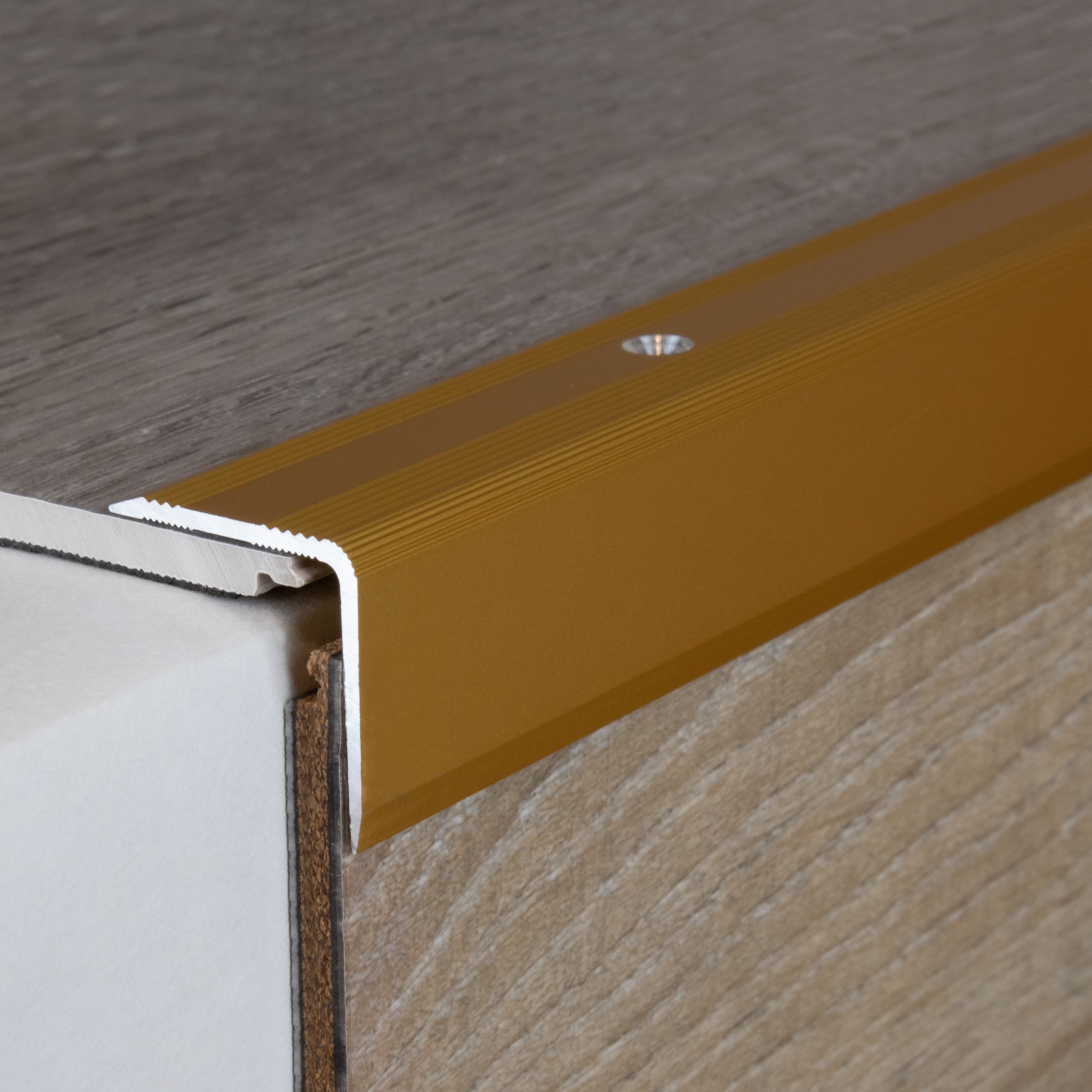 Perfiles angulares y de canto para escaleras PROVISTON Orvieto. Altura: 29 mm. Ancho: 27 mm. Aluminio anodizado.