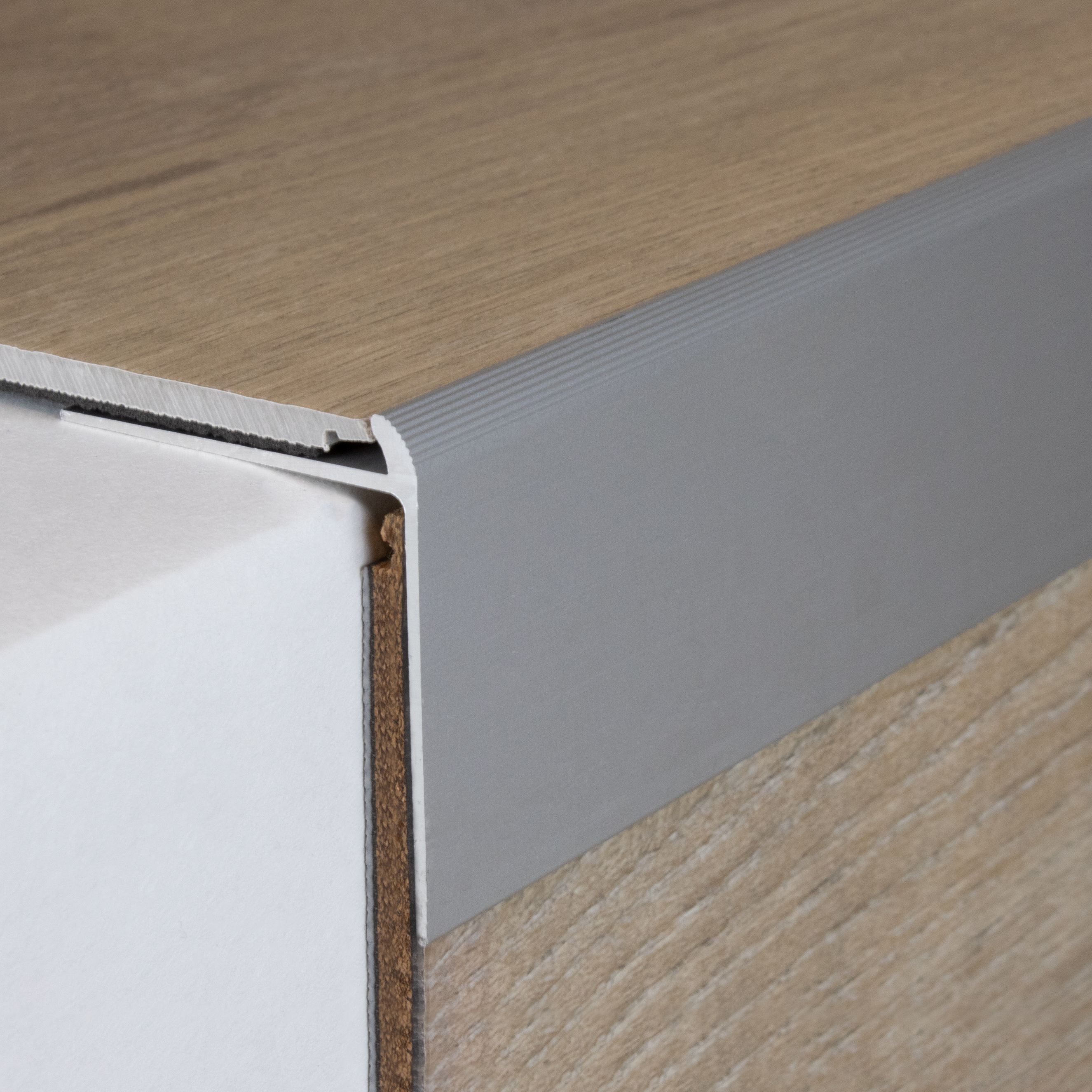 Perfiles de canto y ángulo para escaleras PROVISTON Berrie 40 x 40 mm, altura de canto 3-5 mm, aluminio