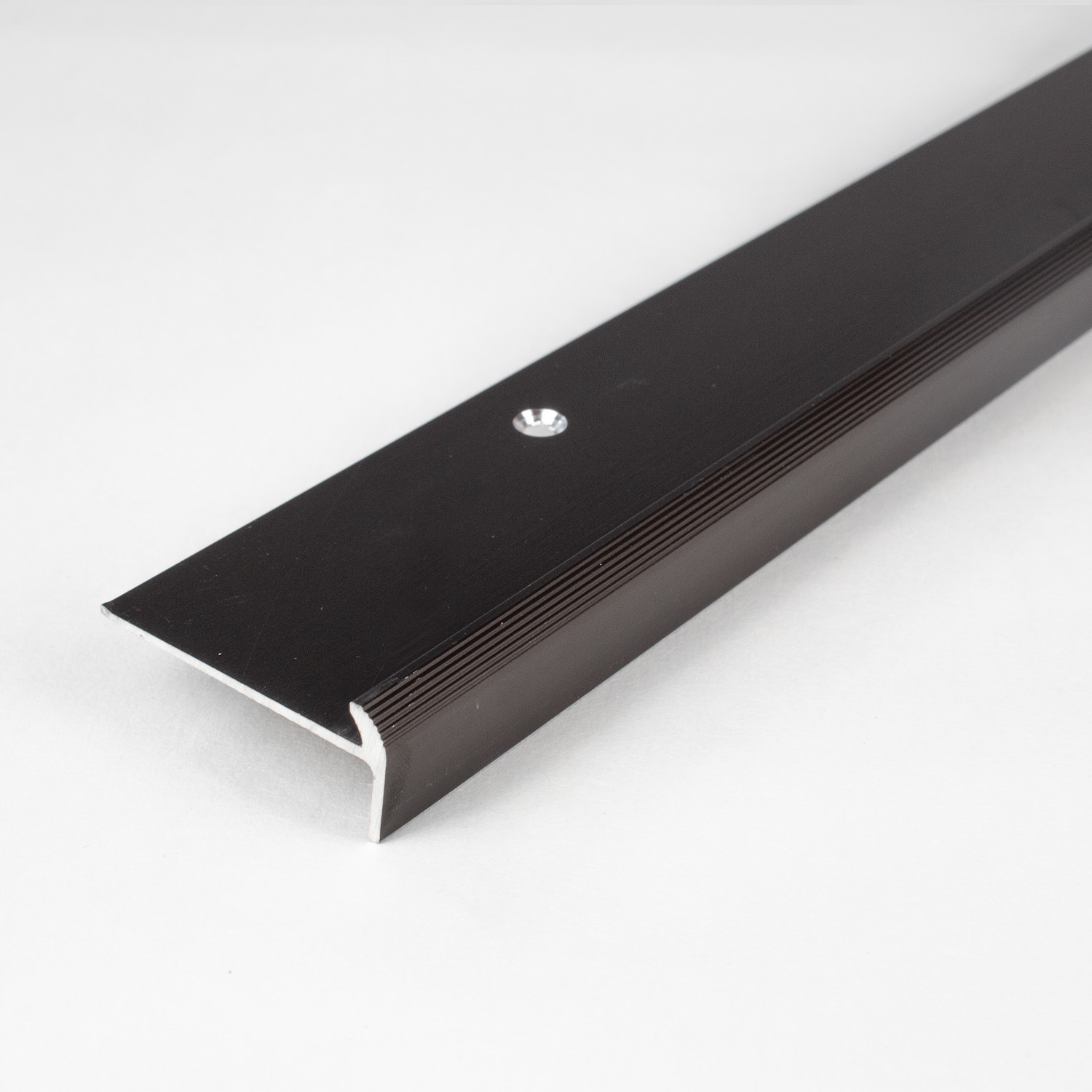 Perfil angular y de canto para escaleras PROVISTON. Altura de la quilla: 10-40 mm. Altura del canto: 2-7 mm. Aluminio.