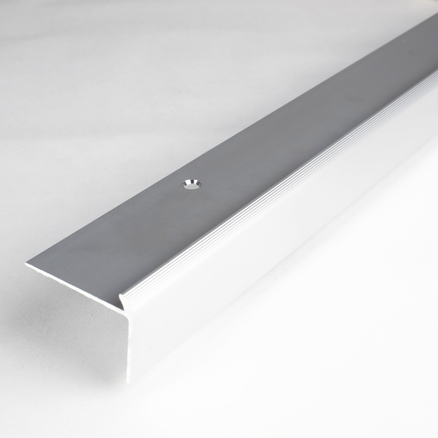 Perfil angular y de canto para escaleras PROVISTON. Altura de la quilla: 10-40 mm. Altura del canto: 2-7 mm. Aluminio.