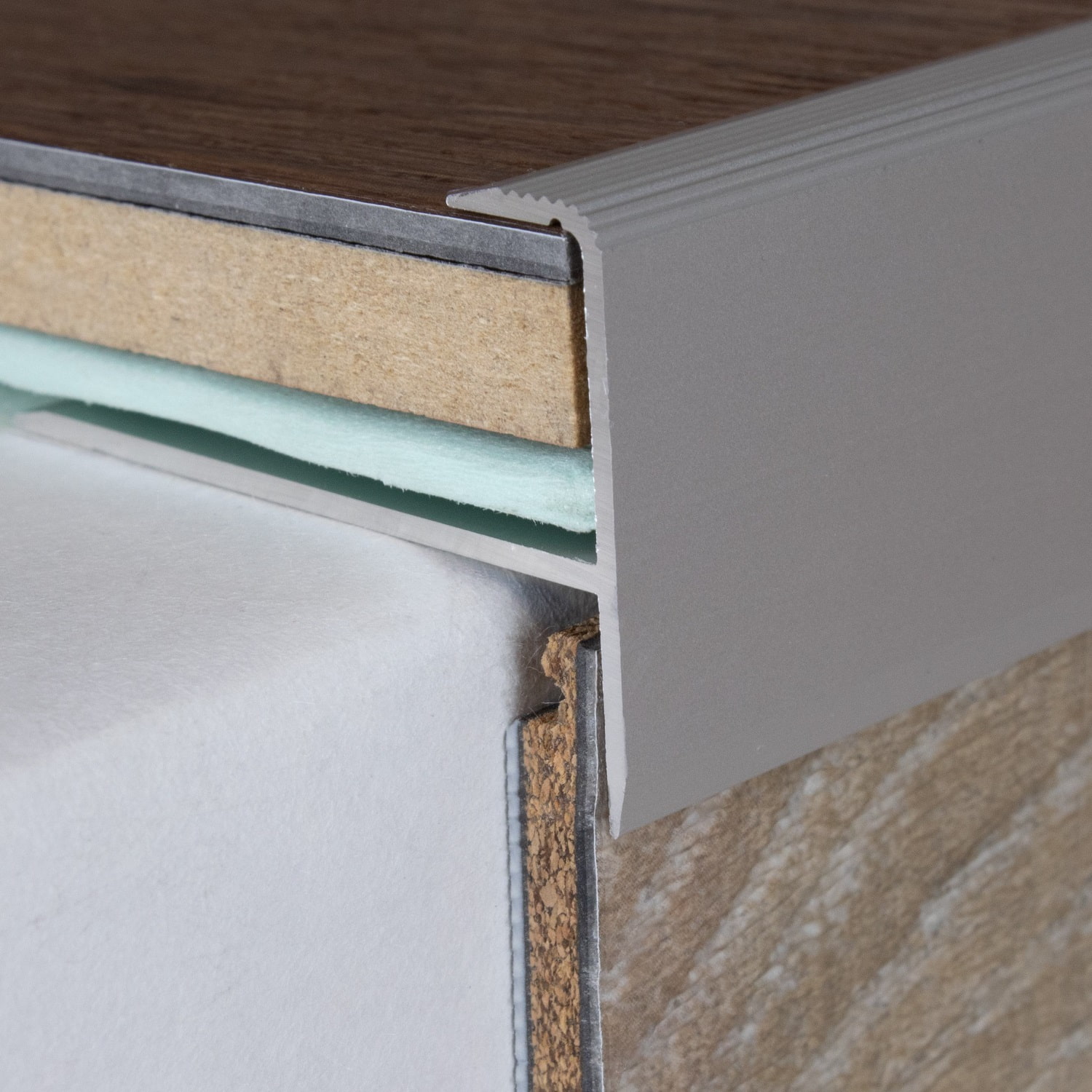 Perfiles de canto y acabado PROVISTON Stirling. Altura: 27,3 mm. Ancho: 44 mm. Altura del canto: 15,3 mm.