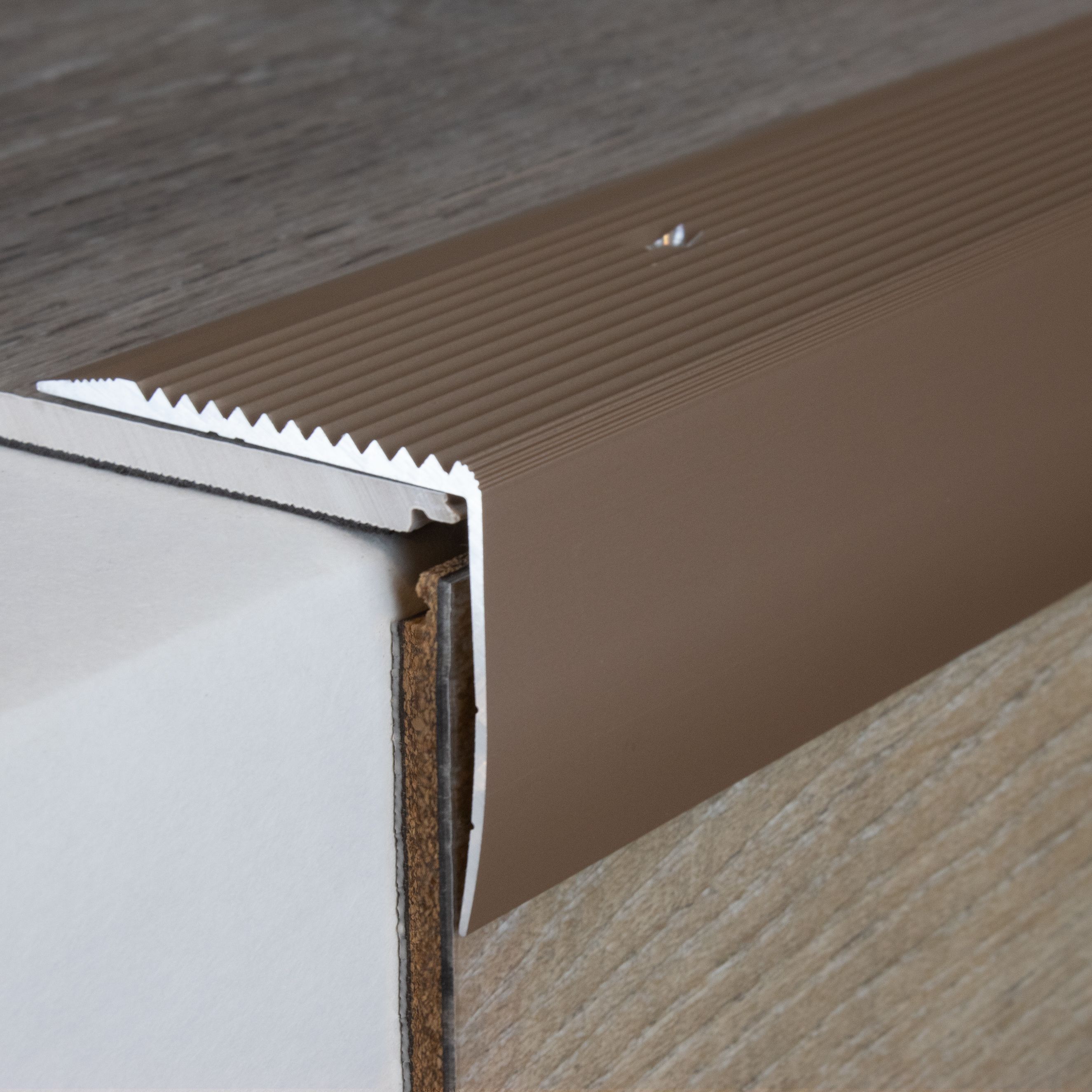 Perfiles angulares y de canto para escaleras PROVISTON Vena Altura 42 mm Ancho 50 mm Aluminio anodizado