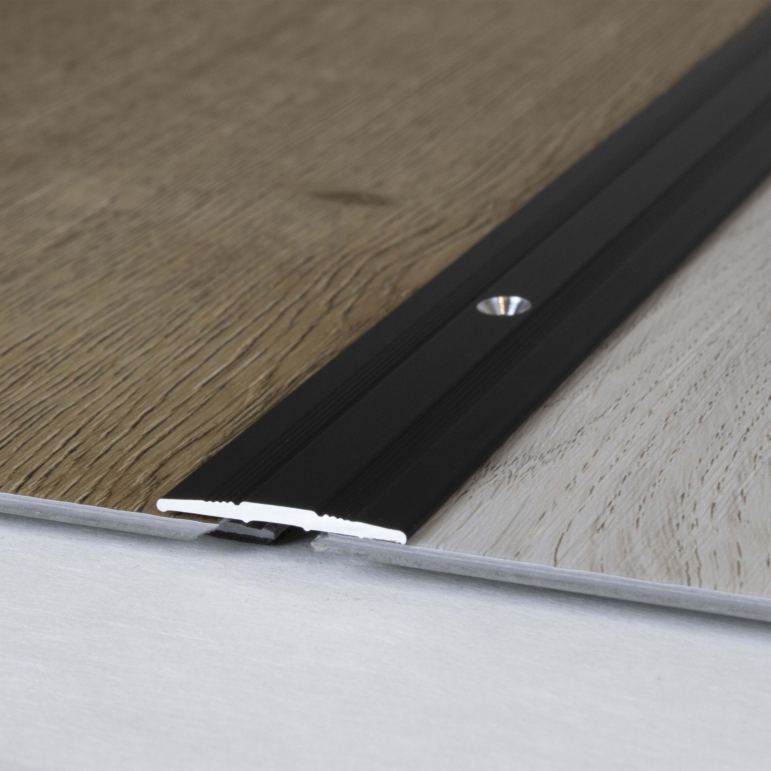 Perfil de transición PROVISTON Tilburg, altura 1,7 mm, ancho 27 mm. Tira de transición de aluminio anodizado.