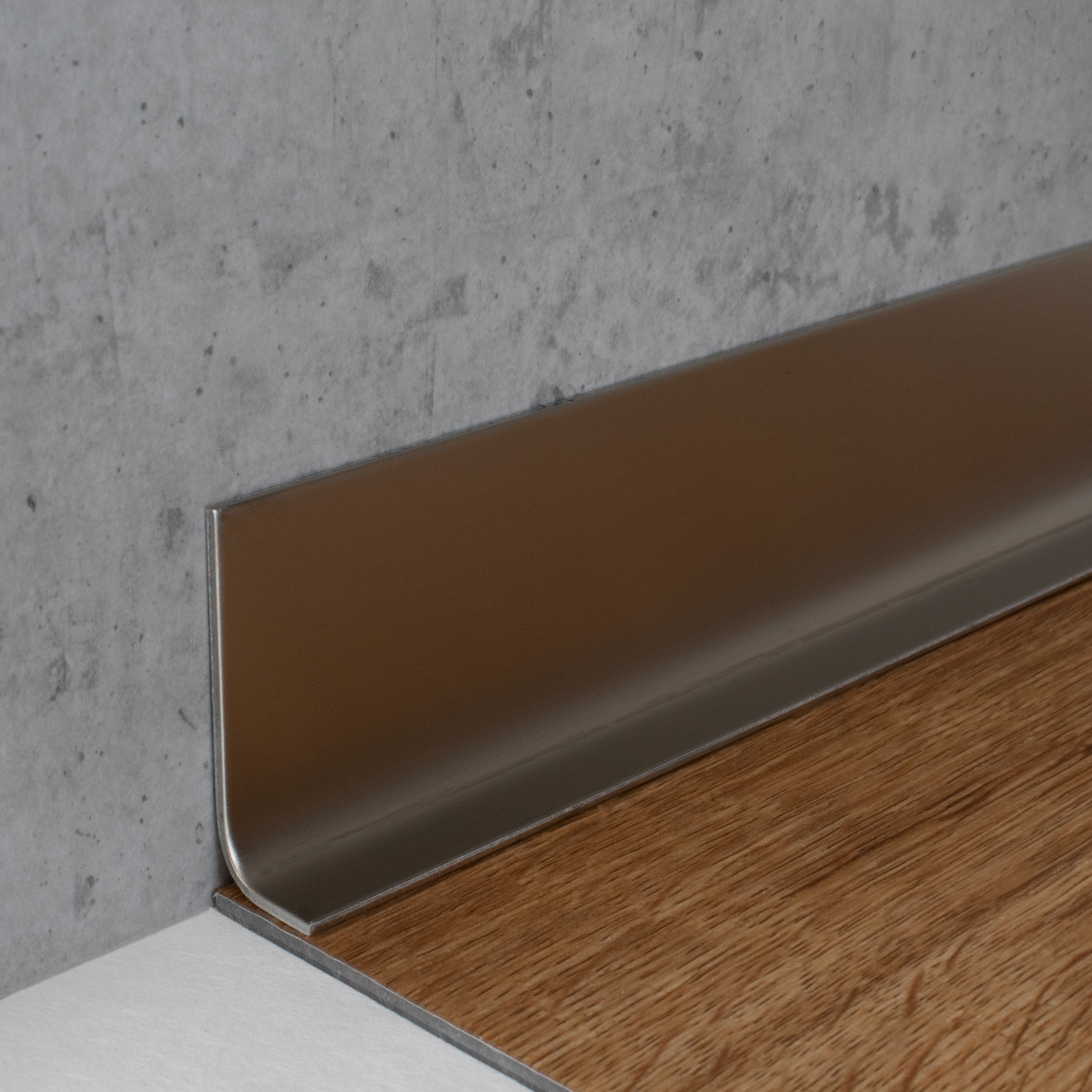 Rodapié metálico Auer, 40 mm de alto, ángulo de 135°, acero inoxidable, impermeable, moderno