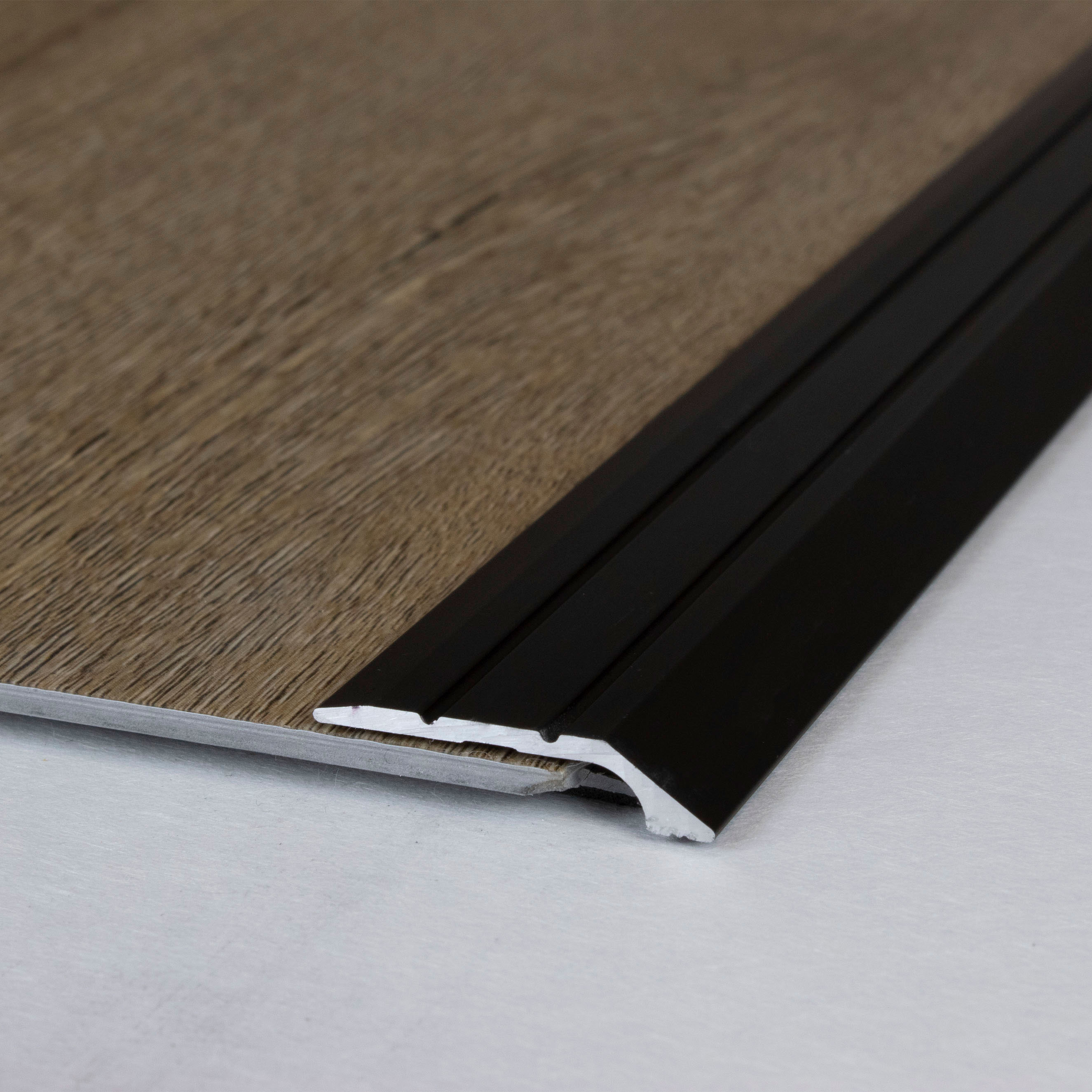 Perfiles de canto y acabado Auer Maryville B, altura de canto de 30 mm, aluminio anodizado de 4,5 mm