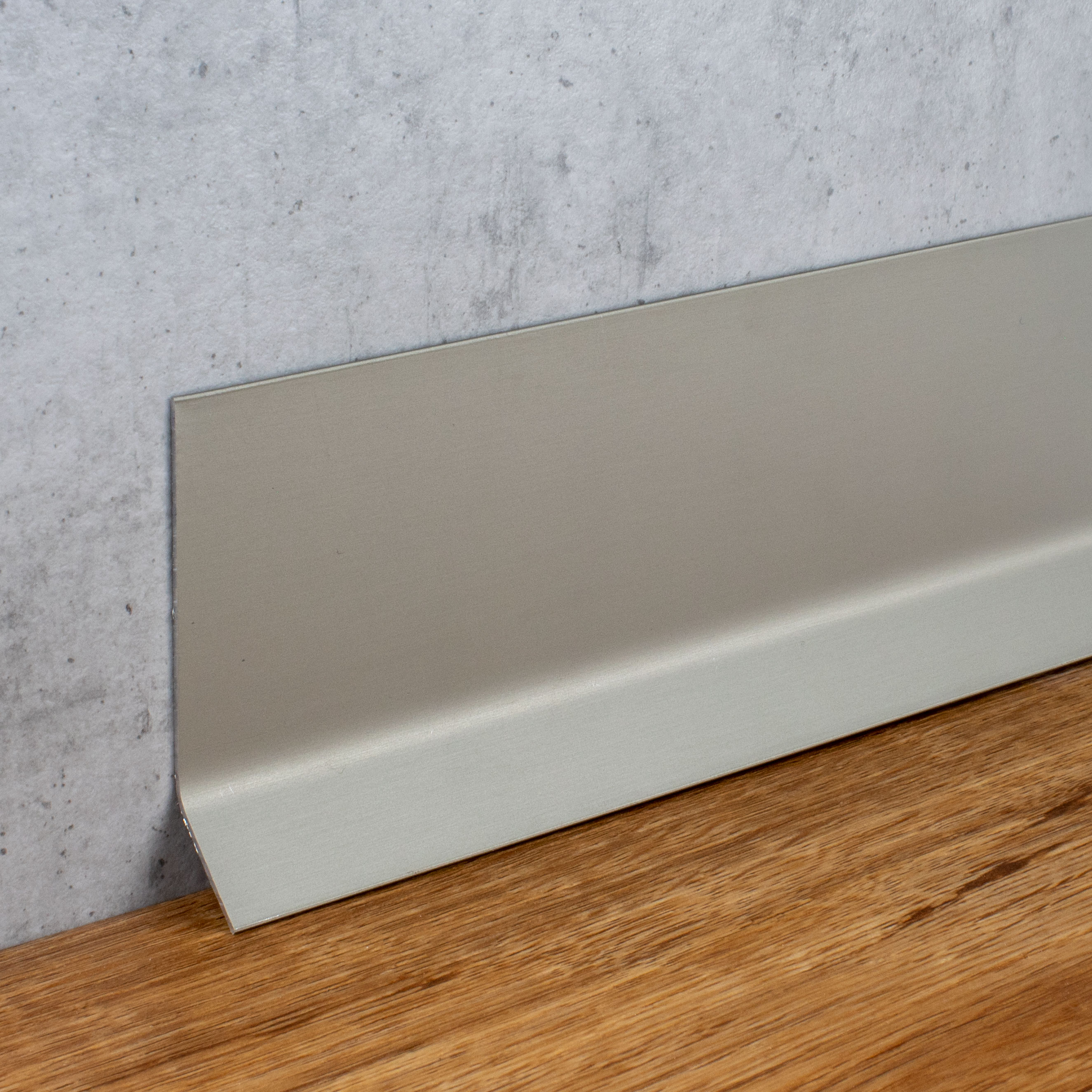 Rodapié metálico Auer, 60 mm de alto, ángulo de 135°, rodapié de aluminio, impermeable, moderno
