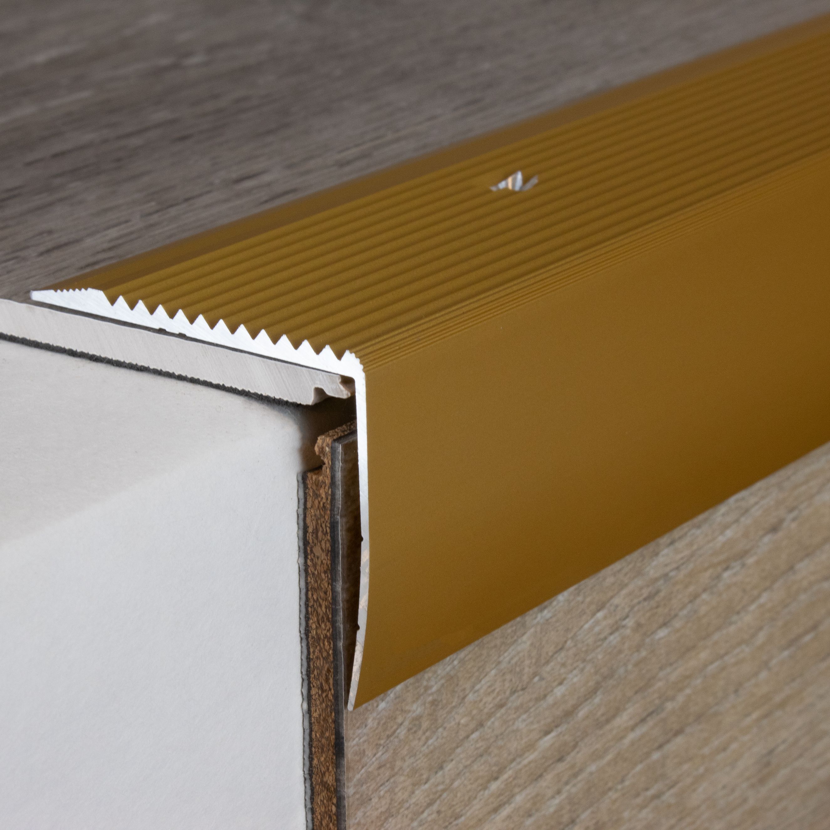 Perfiles angulares y de canto para escaleras PROVISTON Vena Altura 42 mm Ancho 50 mm Aluminio anodizado