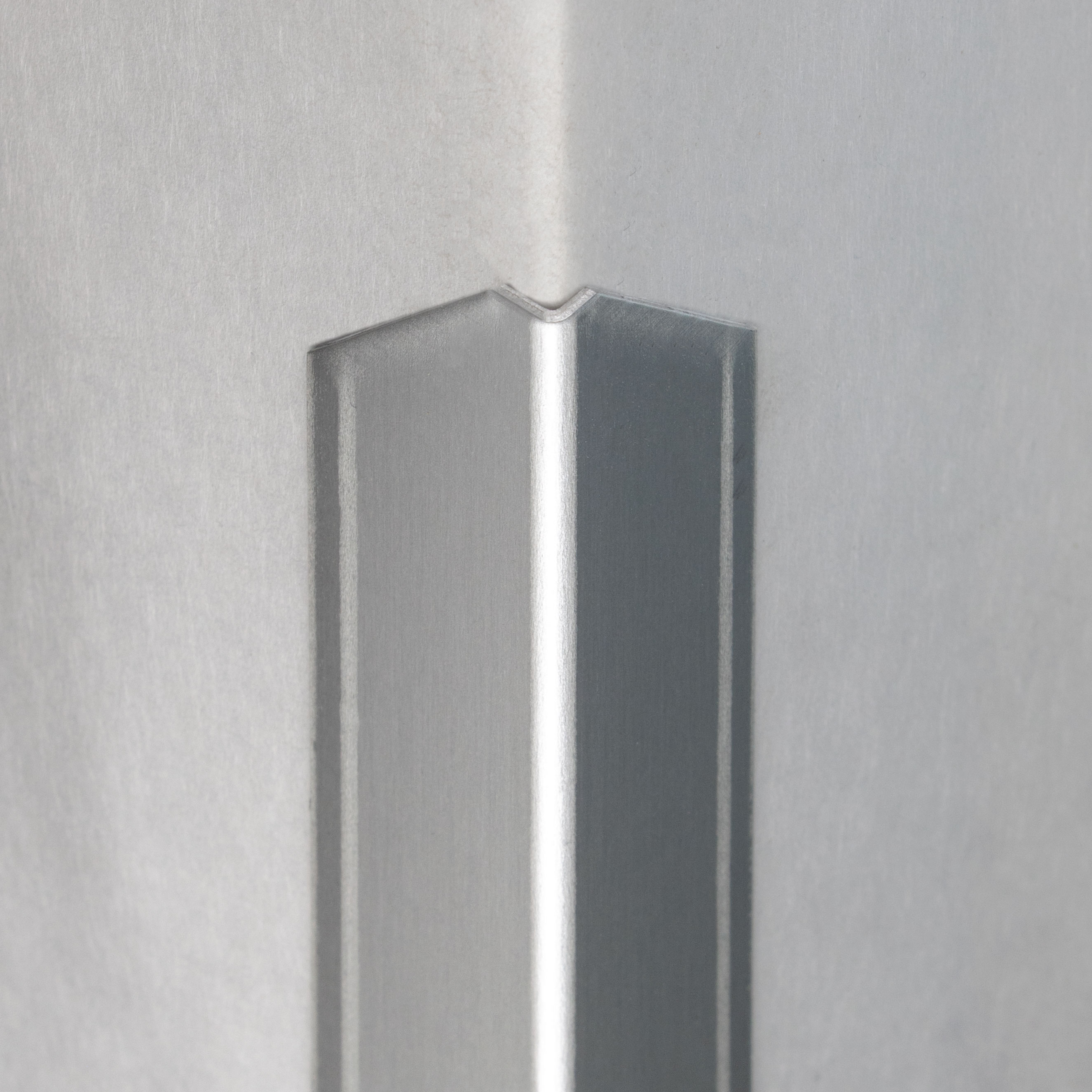 Perfiles de construcción y montaje Auer Granadilla H 30 mm W 30 mm Ángulo de protección de esquinas de aluminio doblado simple