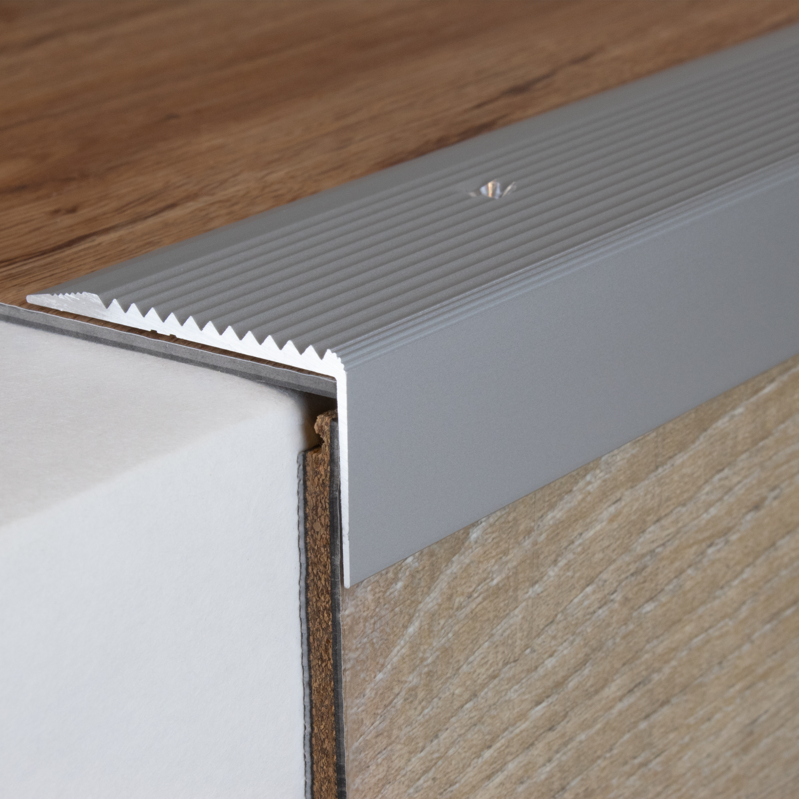 Perfiles de canto y ángulo para escaleras PROVISTON Gela Altura 28 mm Ancho 50 mm L 1000 mm Aluminio