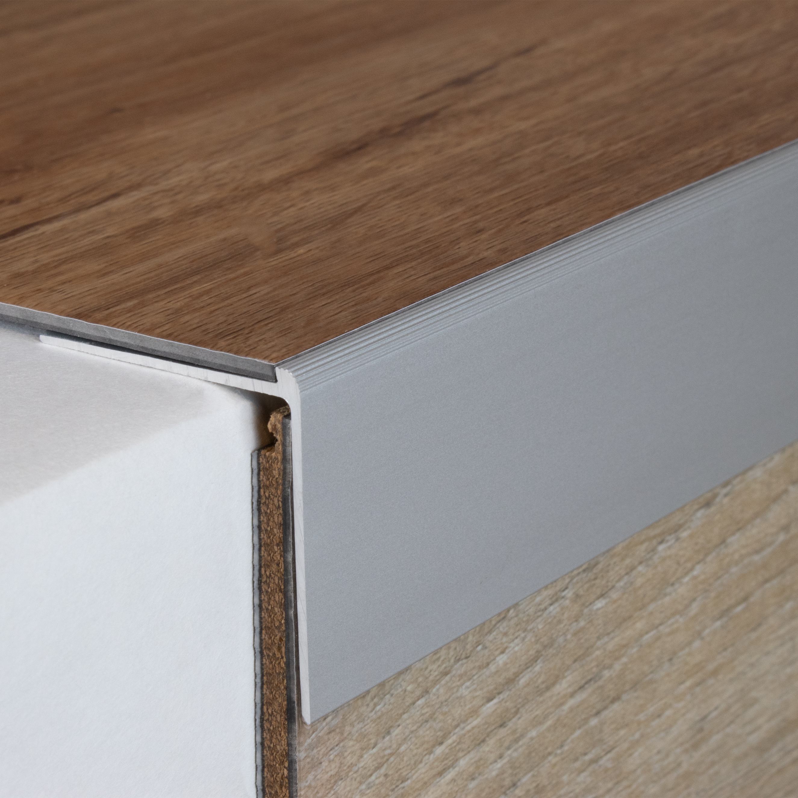 Perfil angular y de canto para escaleras PROVISTON. Altura de la quilla: 10-40 mm. Altura del canto: 2-7 mm. Aluminio.