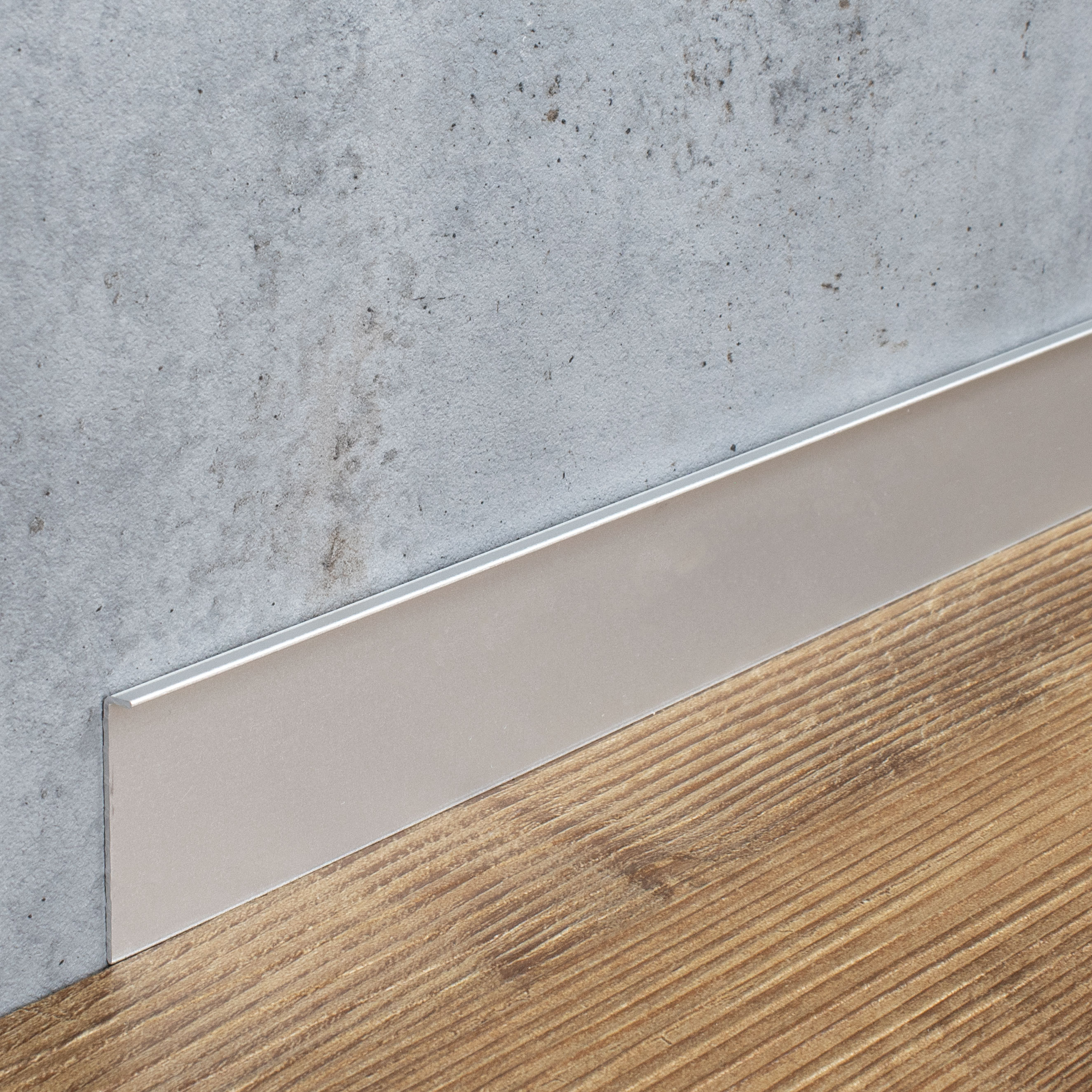 Rodapié metálico Auer, alto 40-100 mm, ancho 4-11 mm, rodapié de aluminio impermeable