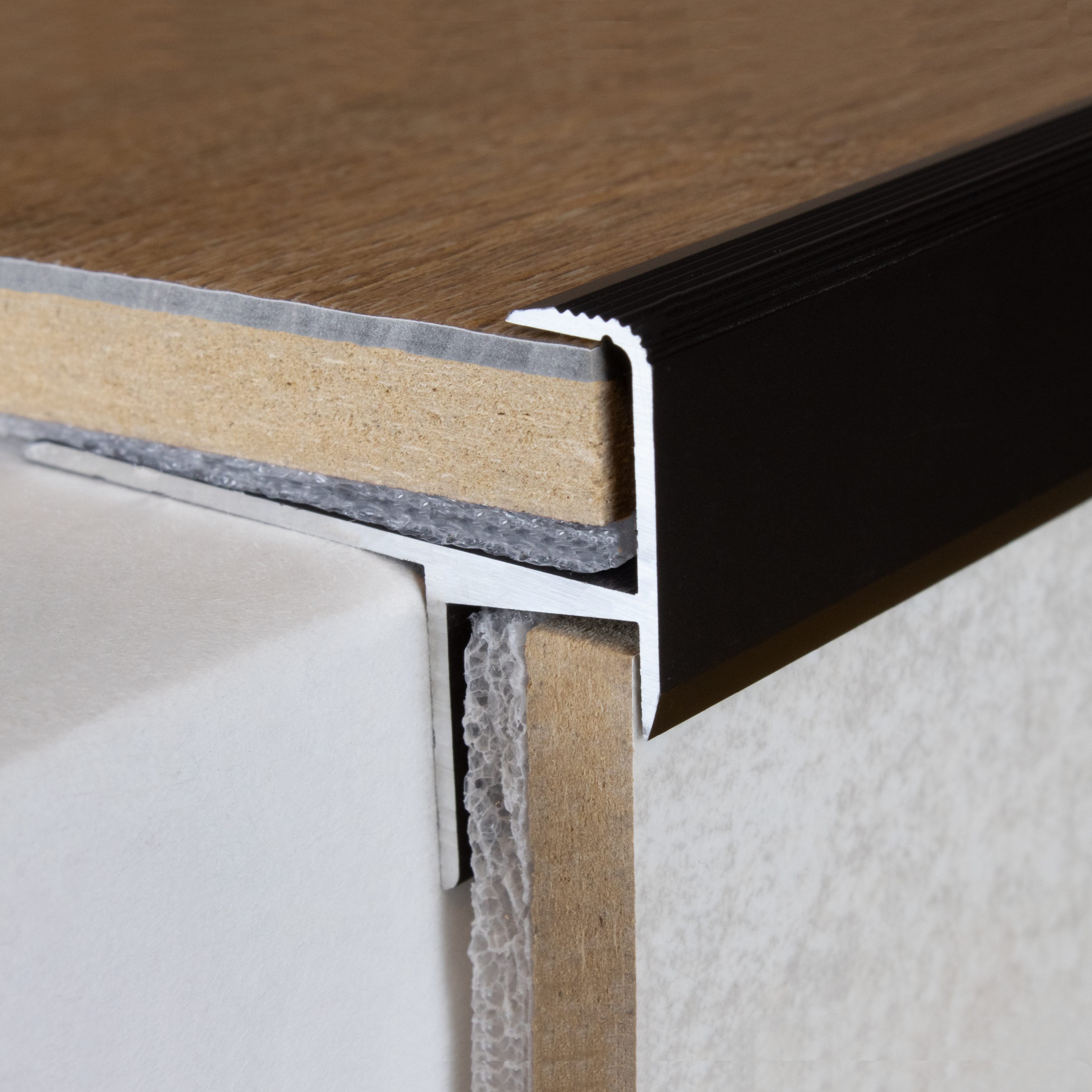 Perfiles angulares y de canto para escaleras PROVISTON Cardale H 34,8 mm W 47,8 mm Altura del canto 13,3 mm