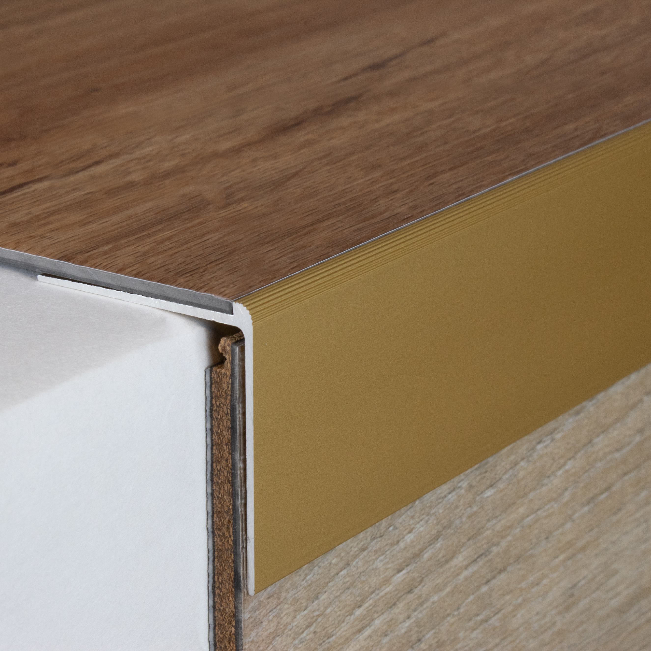 Perfil angular y de canto para escaleras PROVISTON. Altura de la quilla: 10-40 mm. Altura del canto: 2-7 mm. Aluminio.