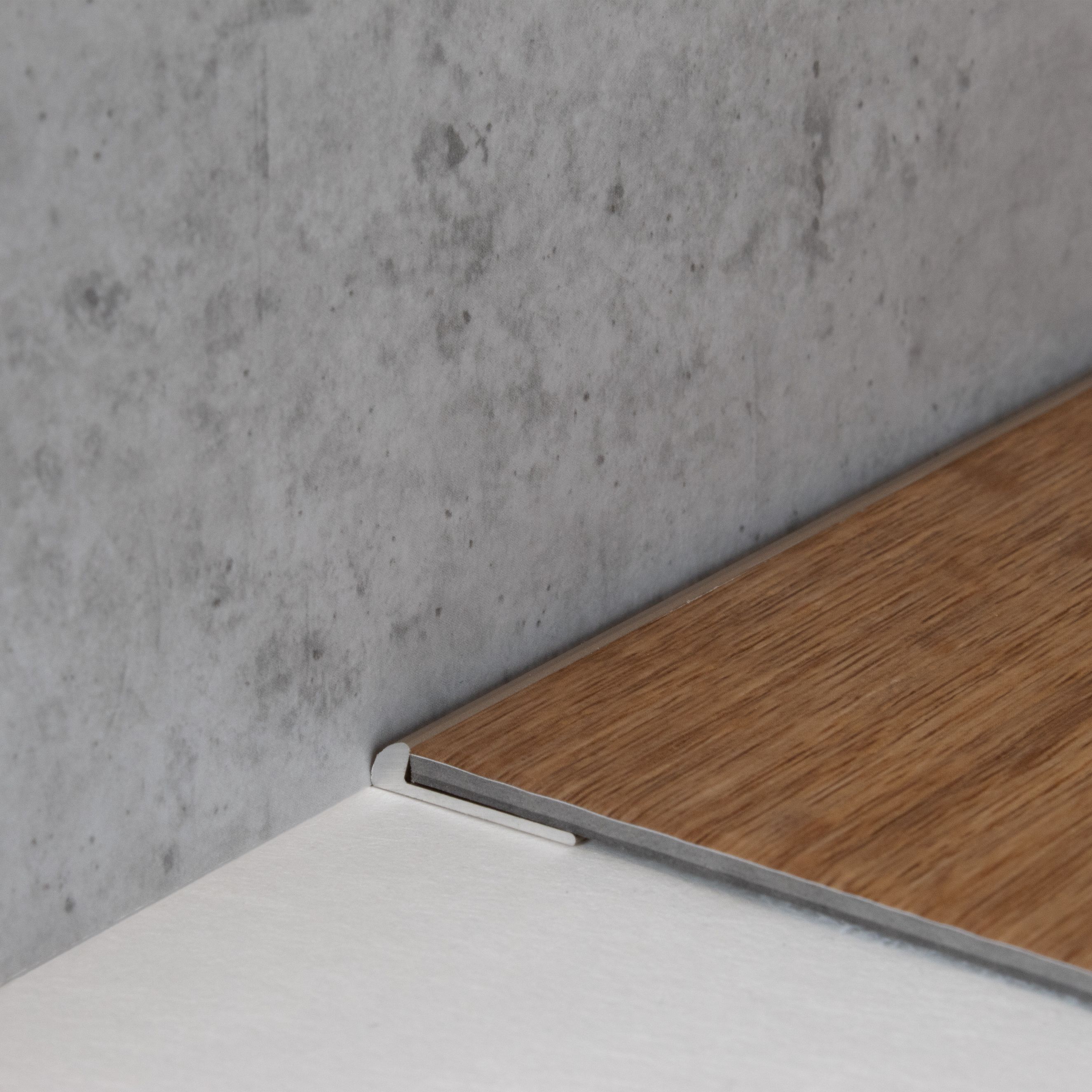 Perfiles de canto y acabado PROVISTON Wexford. Ancho: 18 mm. Largo: 2700 mm. Aluminio anodizado.