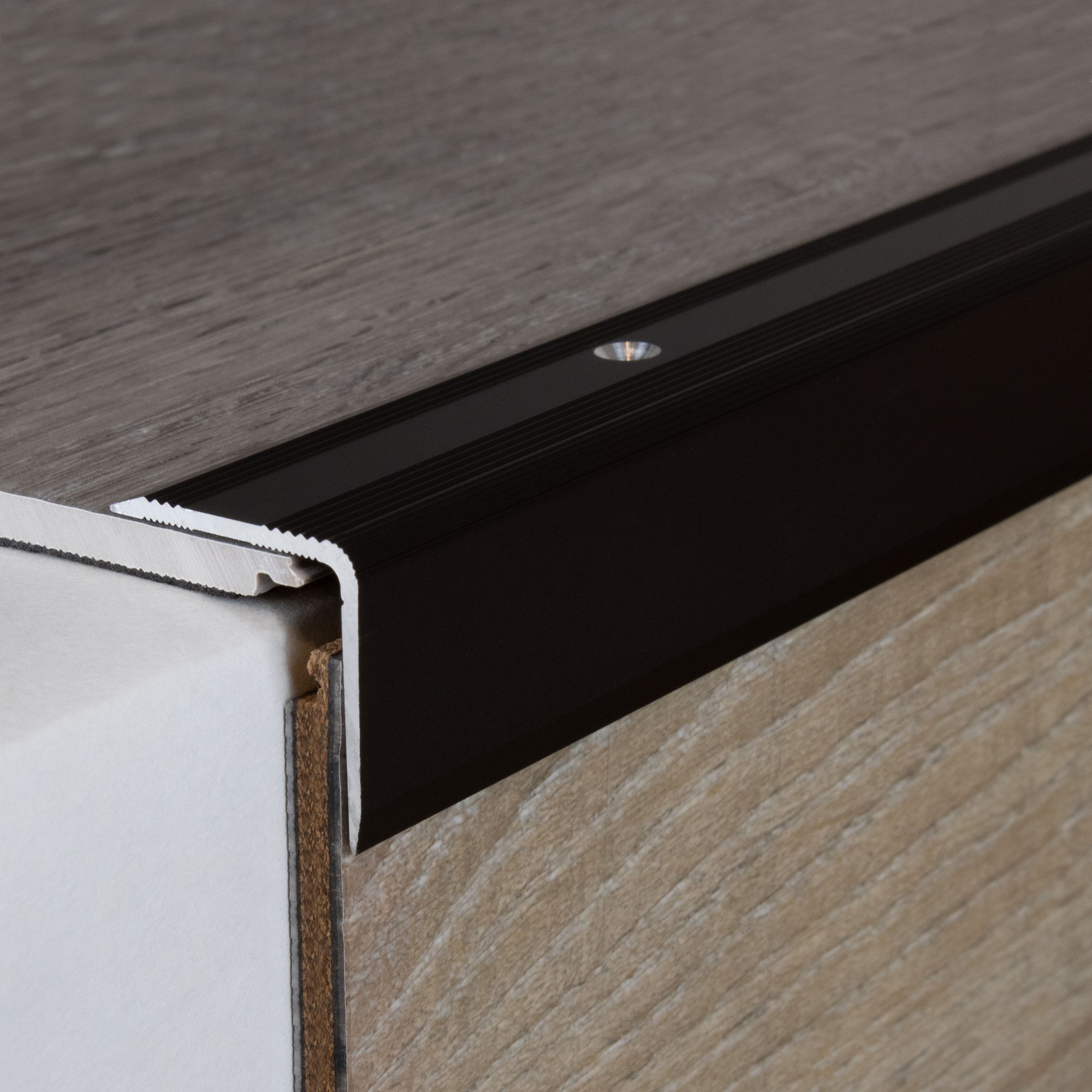 Perfiles angulares y de canto para escaleras PROVISTON Orvieto. Altura: 29 mm. Ancho: 27 mm. Aluminio anodizado.