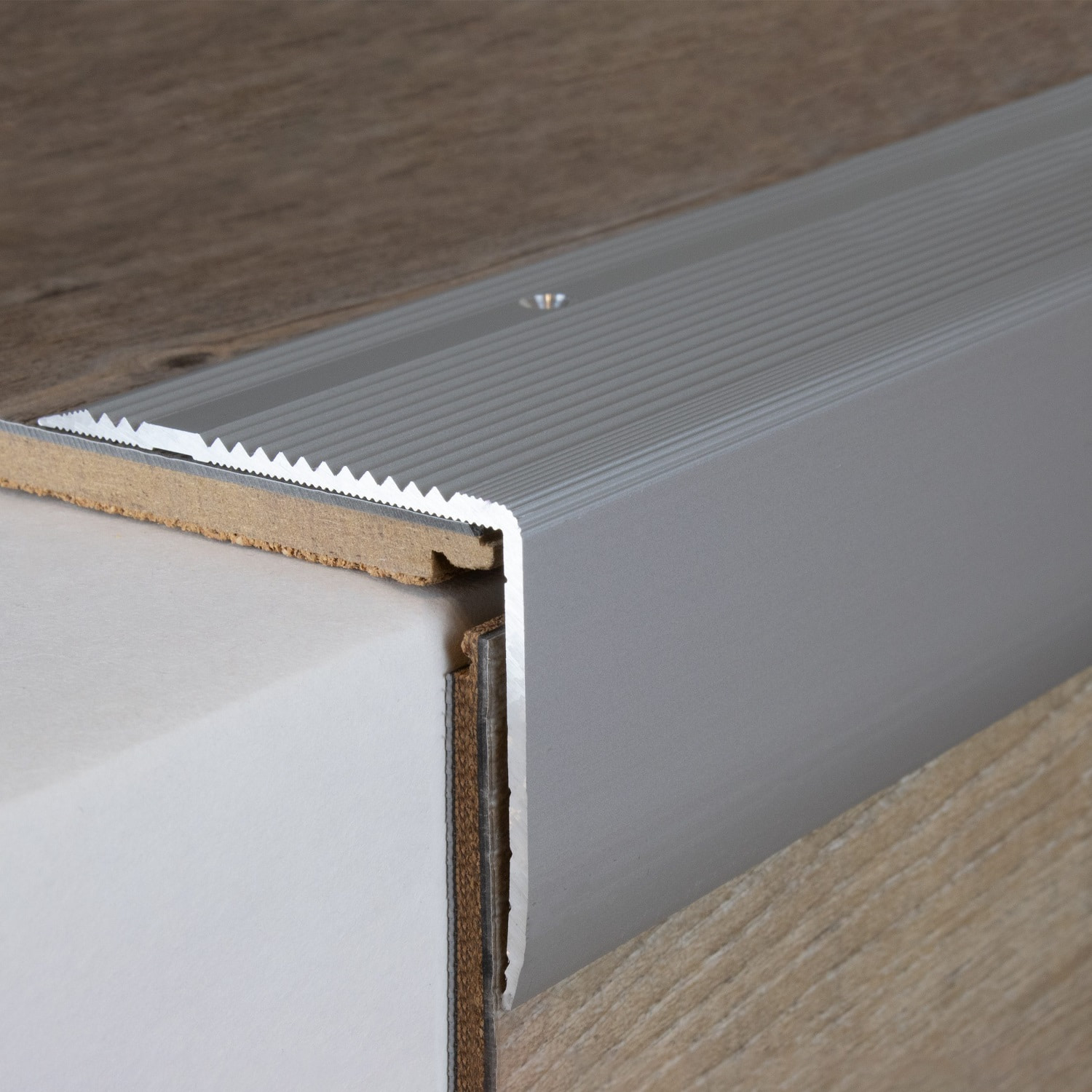 Perfiles de canto y ángulo para escaleras PROVISTON. Altura: 55 mm. Ancho: 69 mm. Aluminio anodizado.