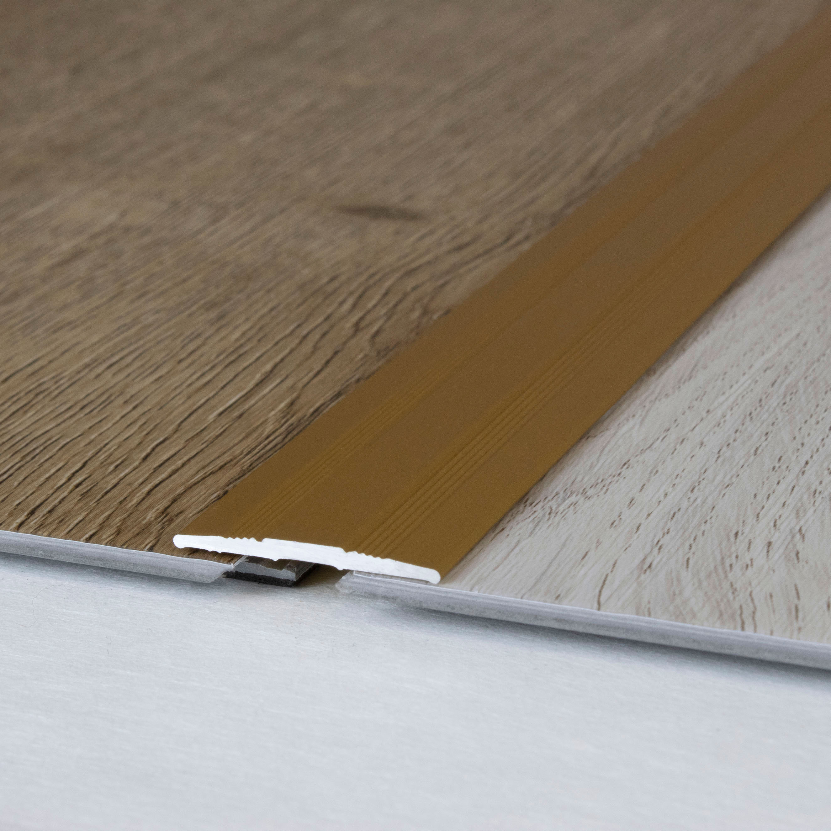 Perfil de transición PROVISTON Tilburg, altura 1,7 mm, ancho 27 mm. Tira de transición de aluminio anodizado.