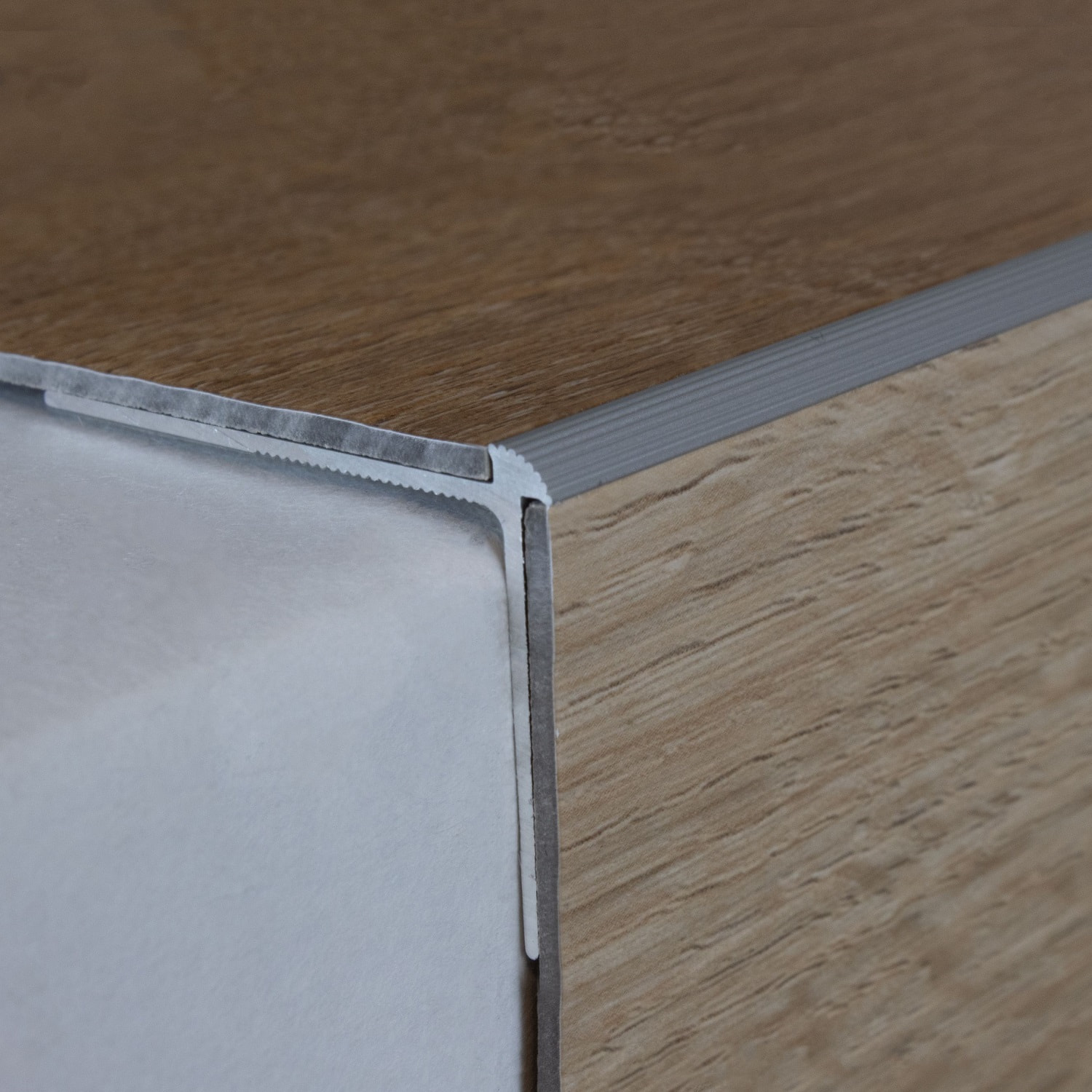 Perfiles de canto y ángulo para escaleras PROVISTON. Altura: 30 mm. Ancho: 40 mm. Altura del canto: 2 mm.