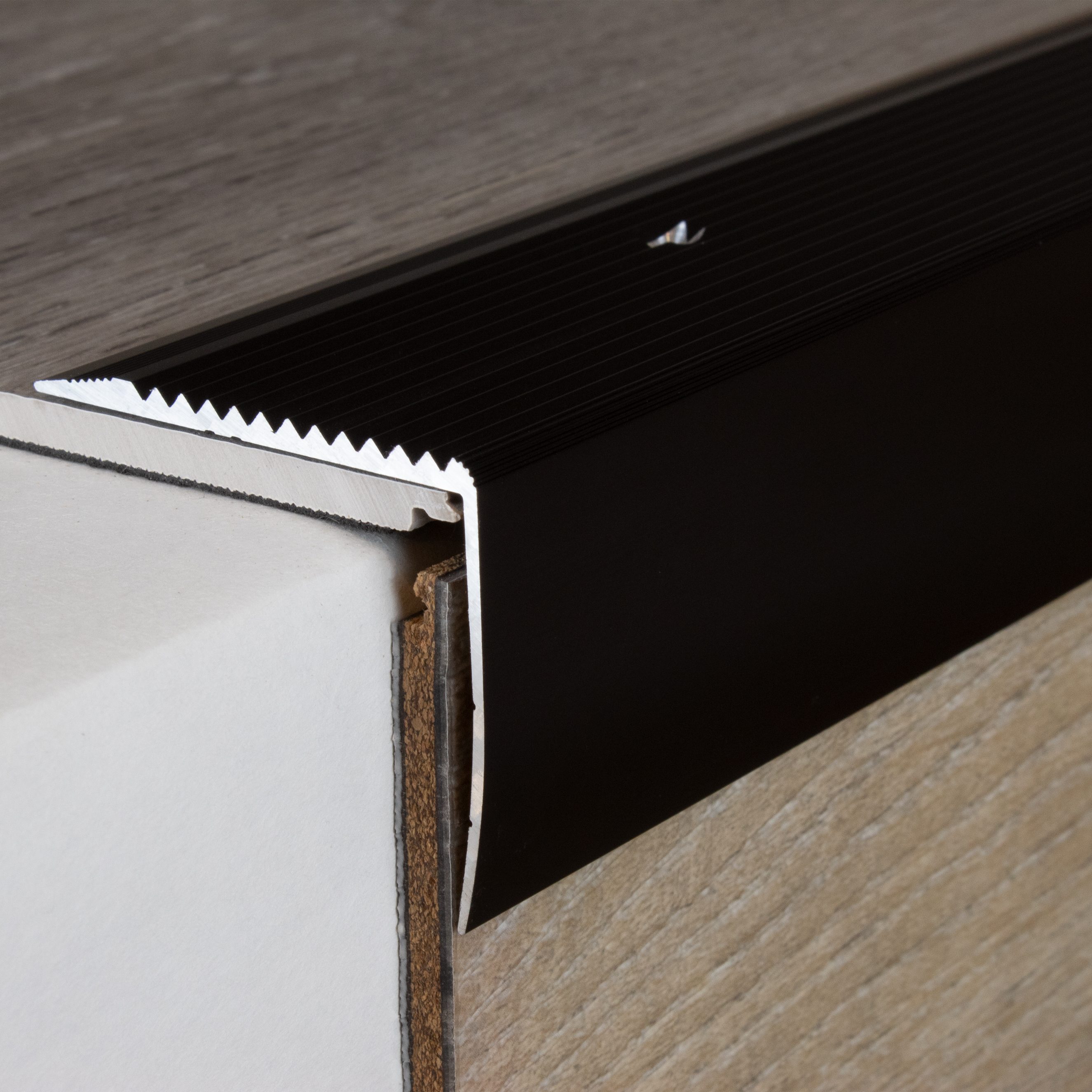 Perfiles angulares y de canto para escaleras PROVISTON Vena Altura 42 mm Ancho 50 mm Aluminio anodizado