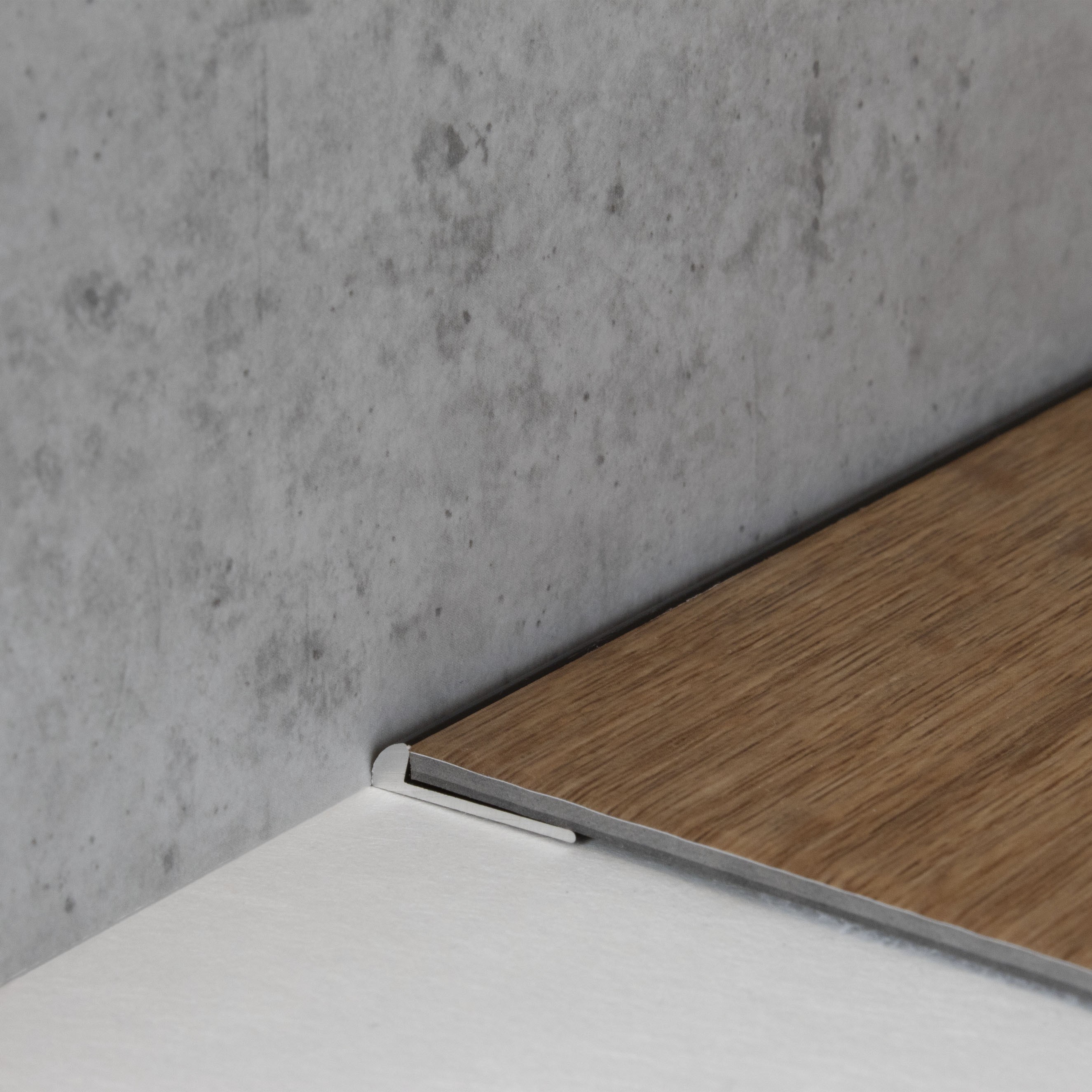 Perfiles de canto y acabado PROVISTON Wexford. Ancho: 18 mm. Largo: 2700 mm. Aluminio anodizado.