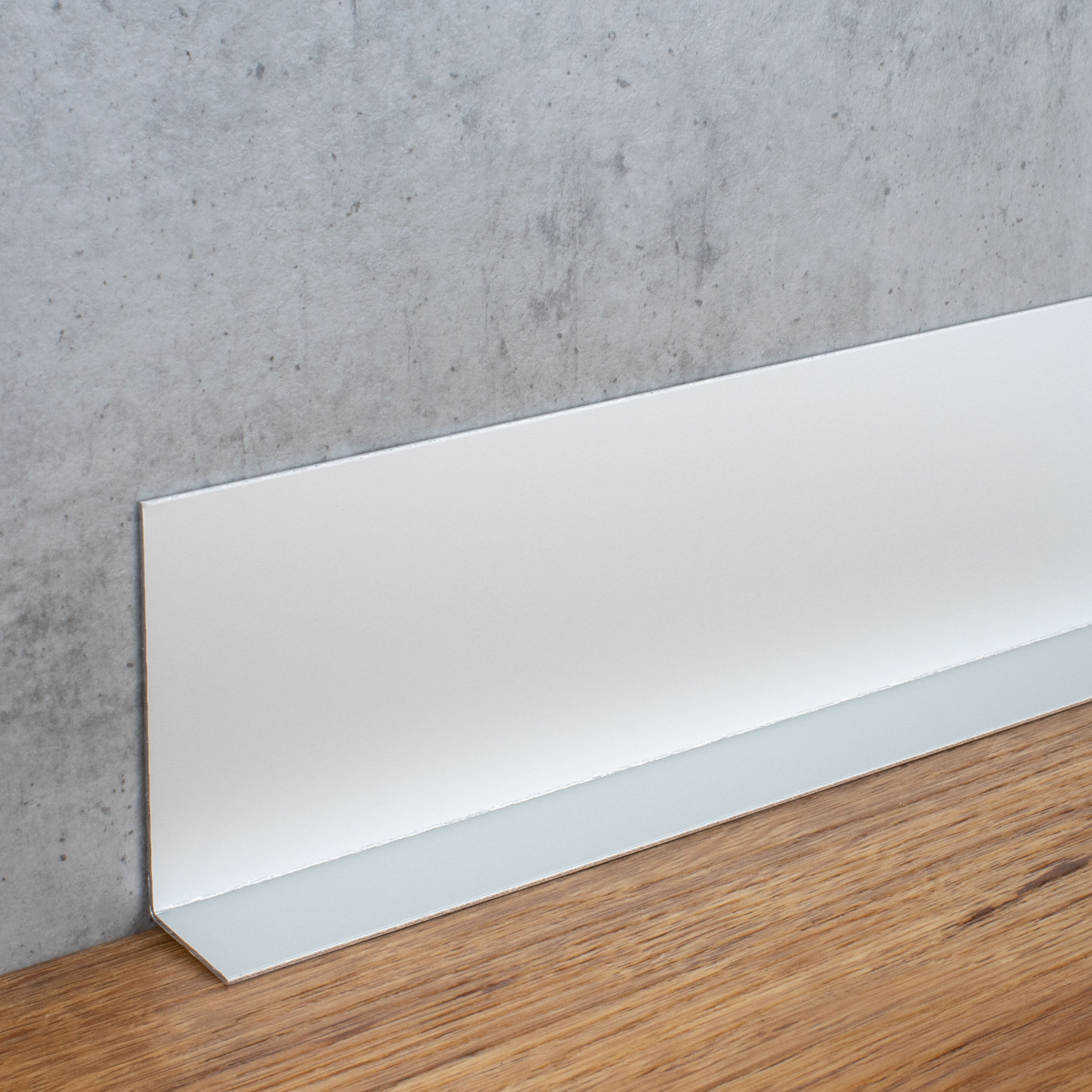Rodapié metálico Auer, 60 mm de alto, ángulo de 135°, rodapié de aluminio, impermeable, moderno