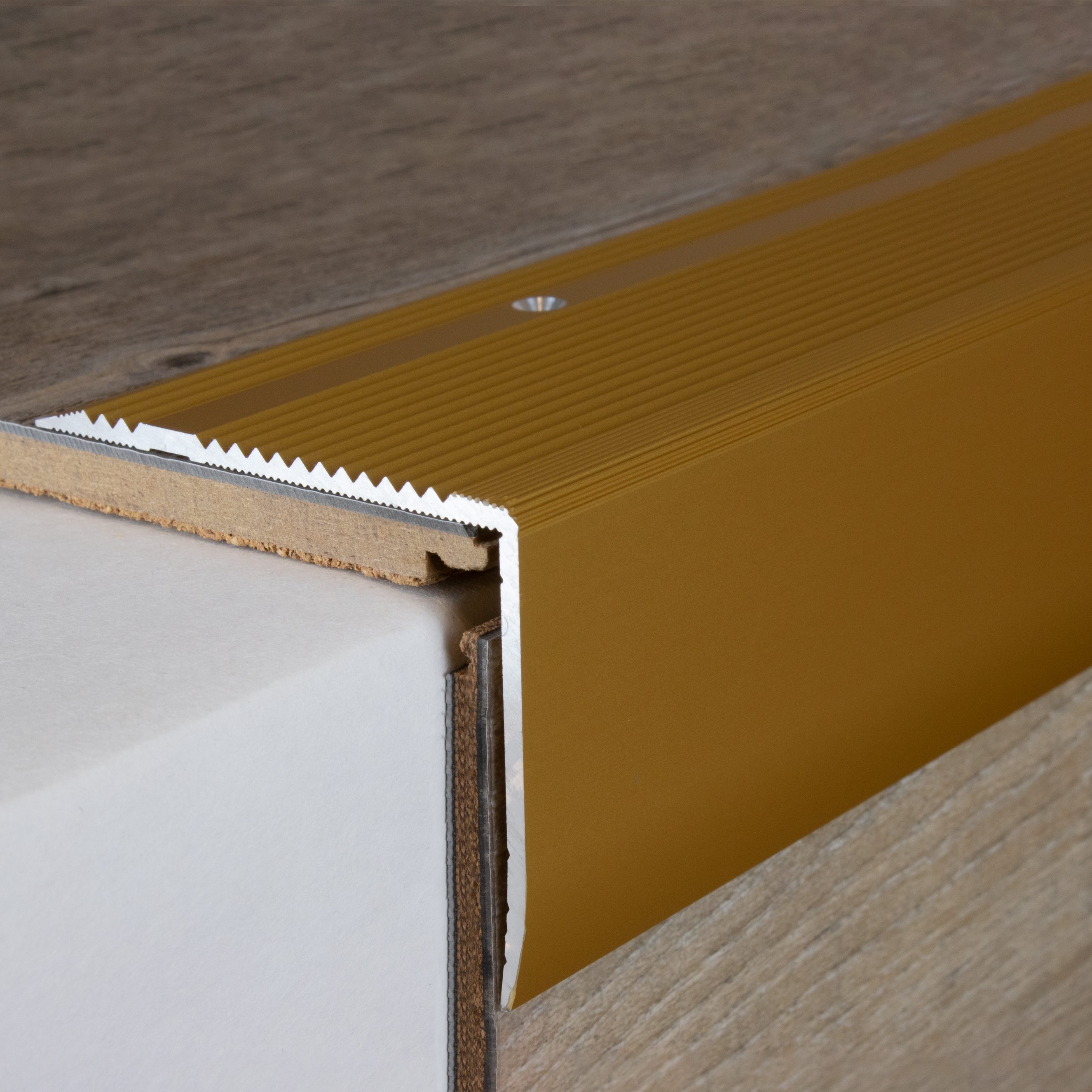 Perfiles de canto y ángulo para escaleras PROVISTON. Altura: 55 mm. Ancho: 69 mm. Aluminio anodizado.